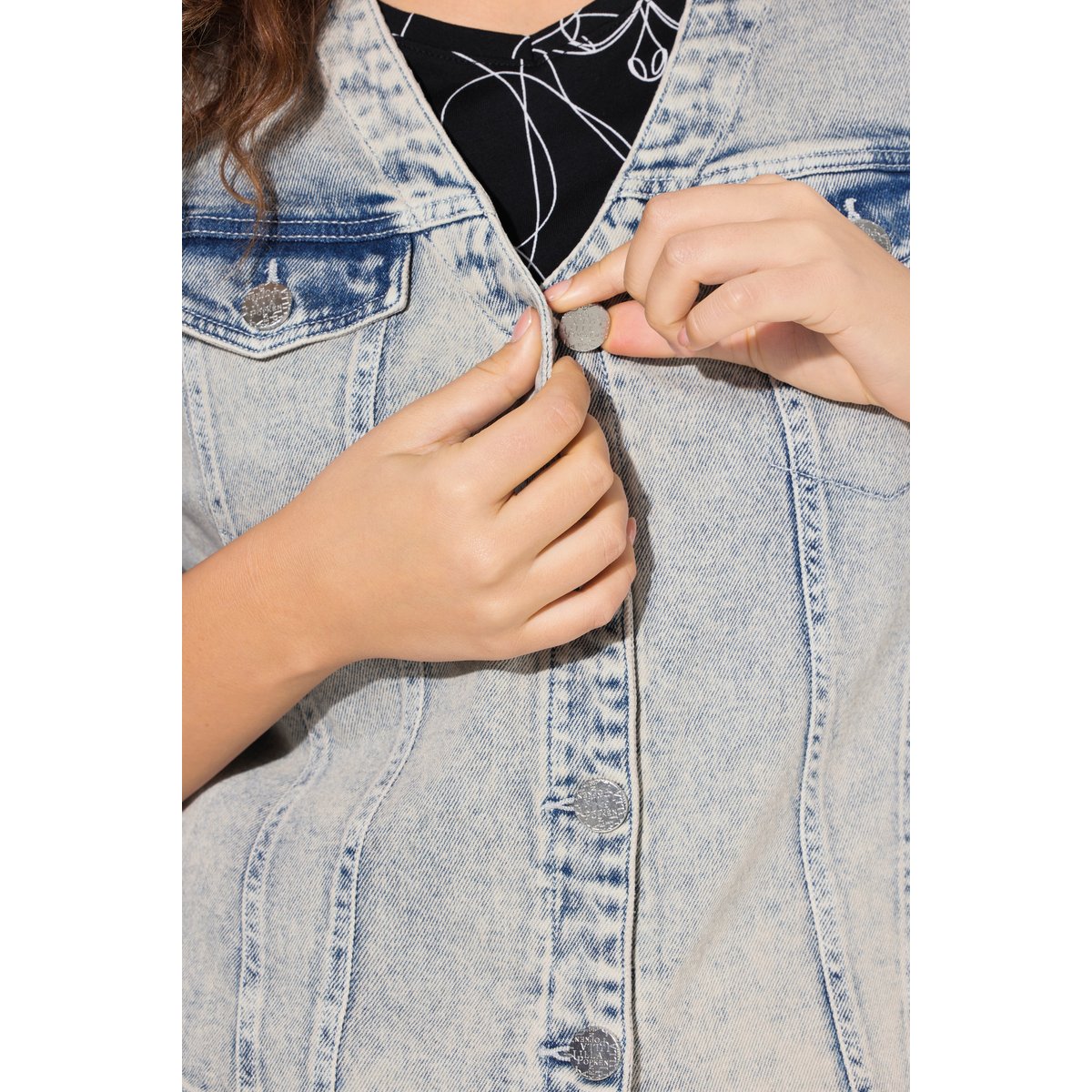 Gilet en jean stretch. Encolure V. Base en bleu jean mat, ULLA POPKEN