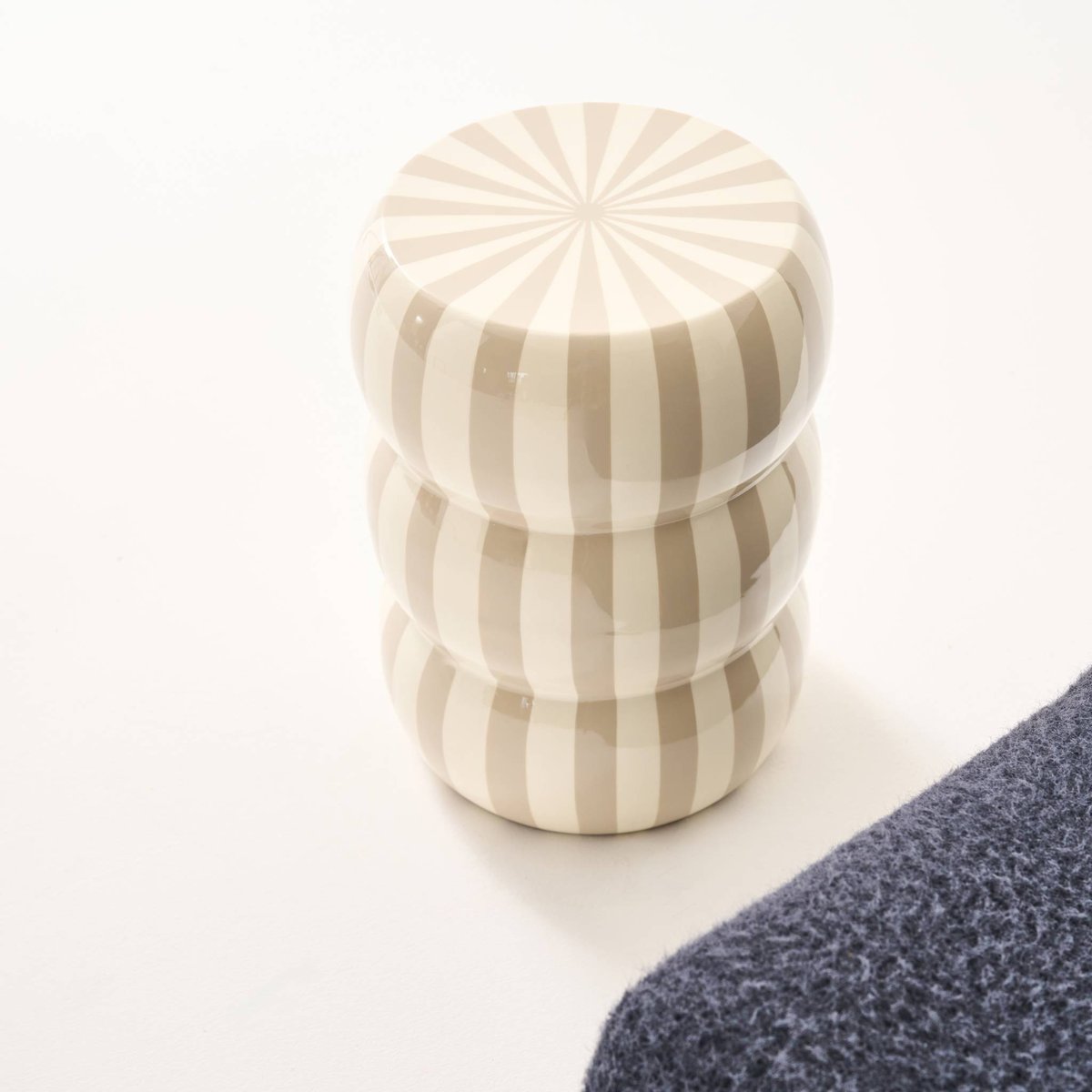 Table d'appoint, bout de canapé, table de chevet acier émaillé à rayures Ø33x H 46cm LOLI beige, SWEEEK