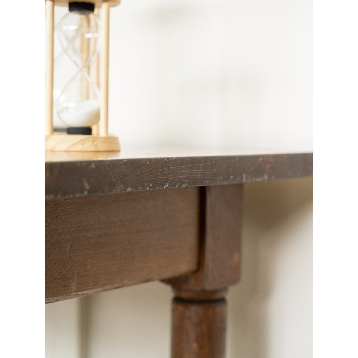 Table à manger en chêne Romy N°1555 - Bon état bois foncé, DEBONGOUT