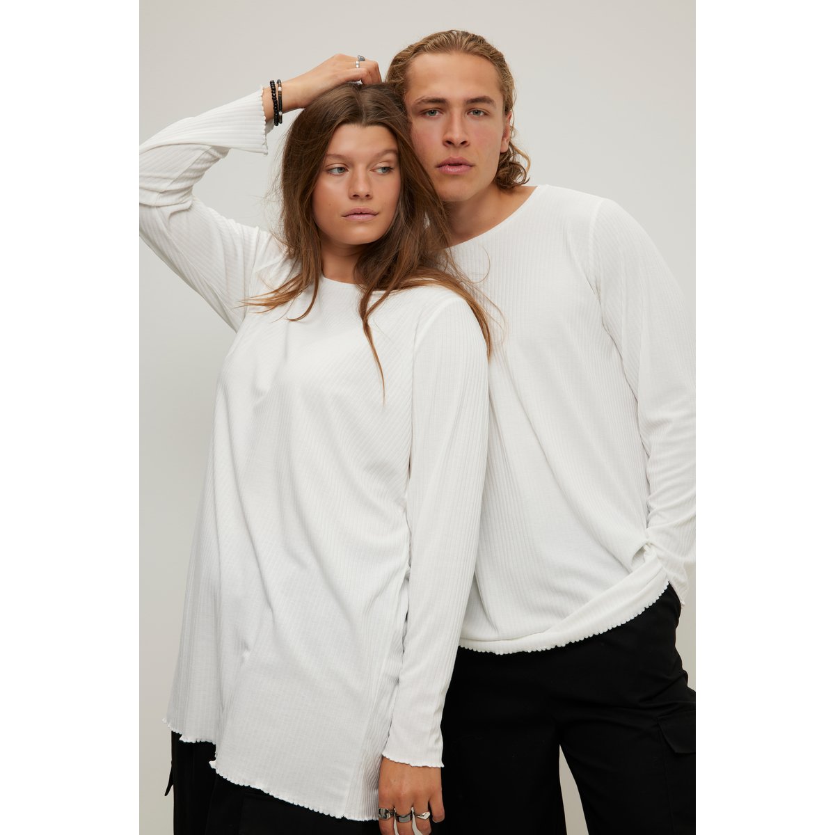 T-shirt long à col rond et manches courtes. blanc cassé, STUDIO UNTOLD