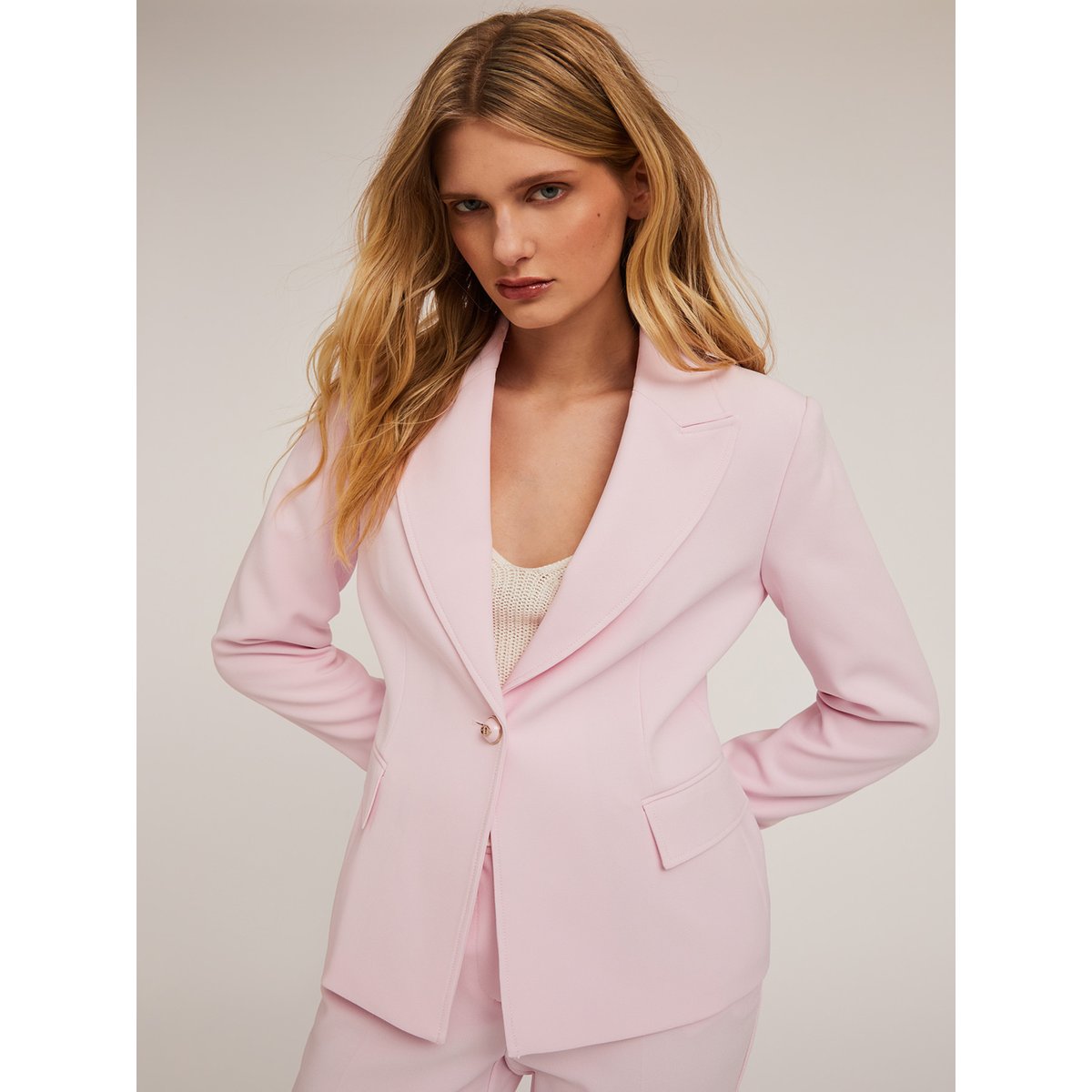 Veste de costume à simple boutonnage en crêpe rose, MOTIVI