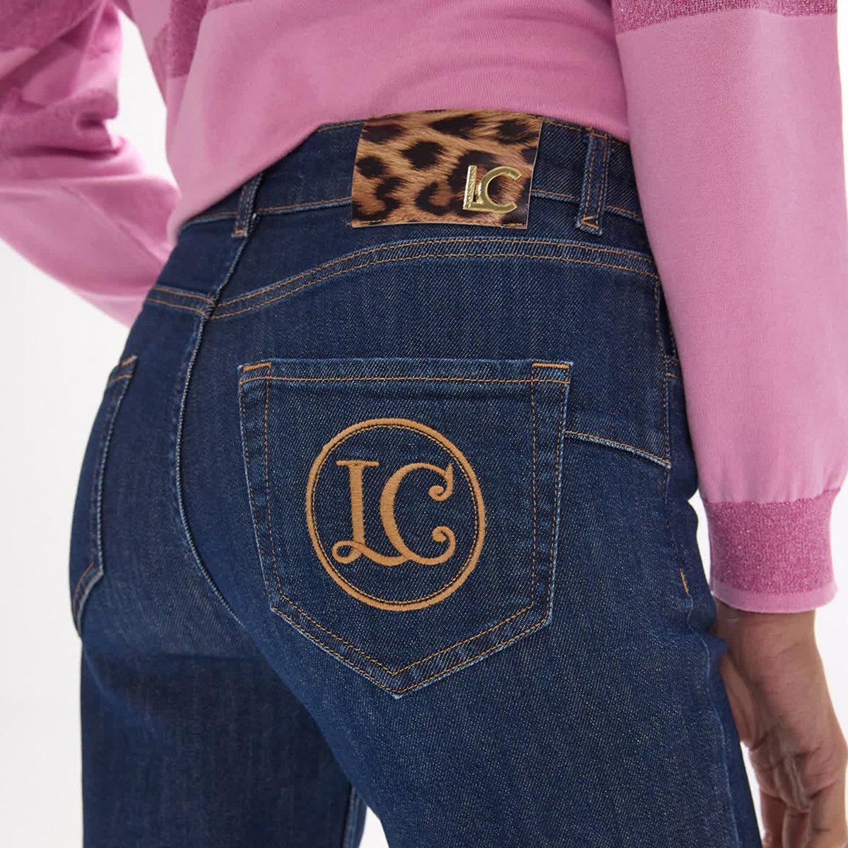Jean bootcut à logo brodé en arrière denim bleu foncé, LOLA CASADEMUNT