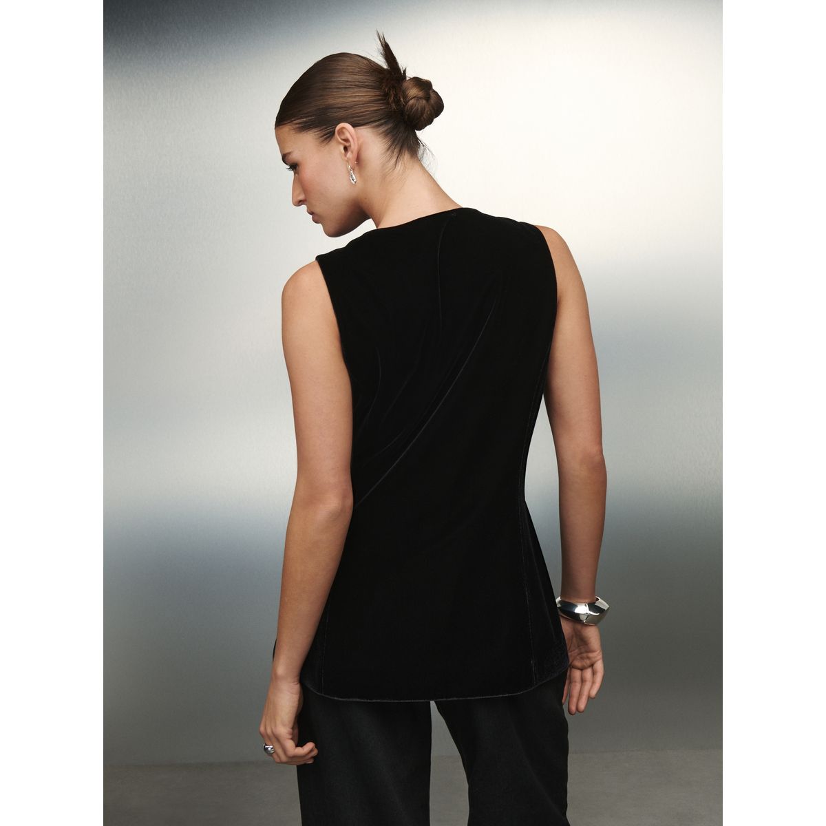 Gilet ras du cou boutonné en velours noir, NEXT