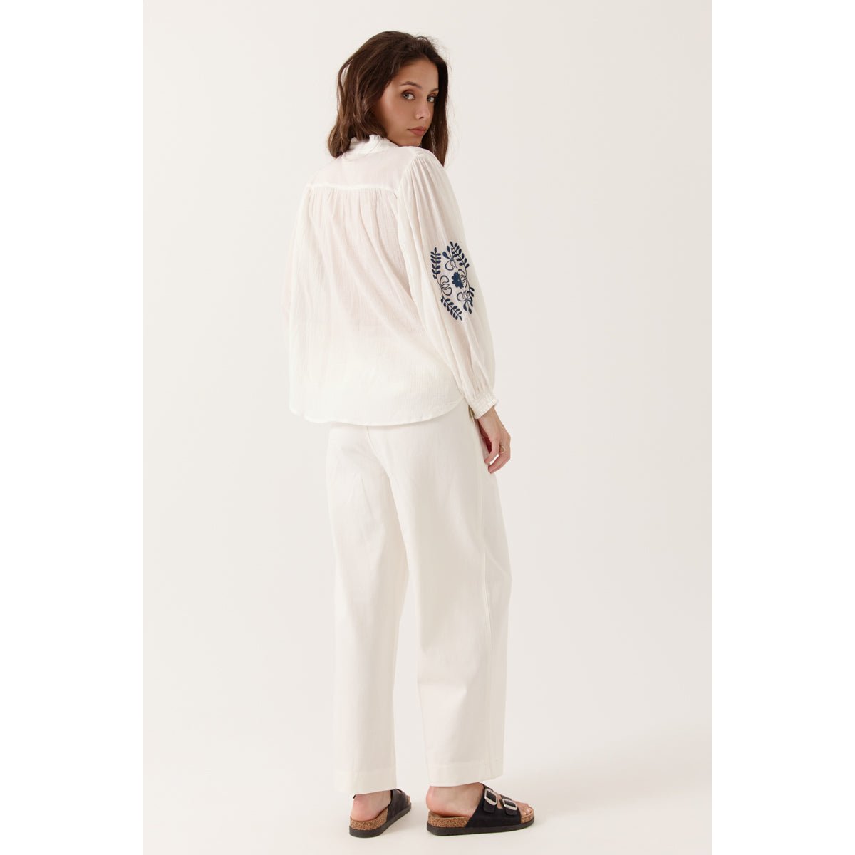 Chemise Auralie à manches longues, col rond et broderies florales cream, ARTLOVE