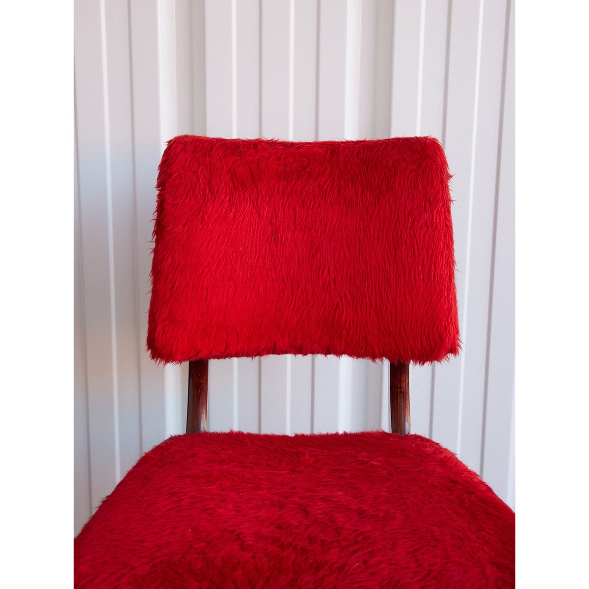 Paire de chaises en poils rouges Alma N°2004 - Bon état bois foncé, DEBONGOUT