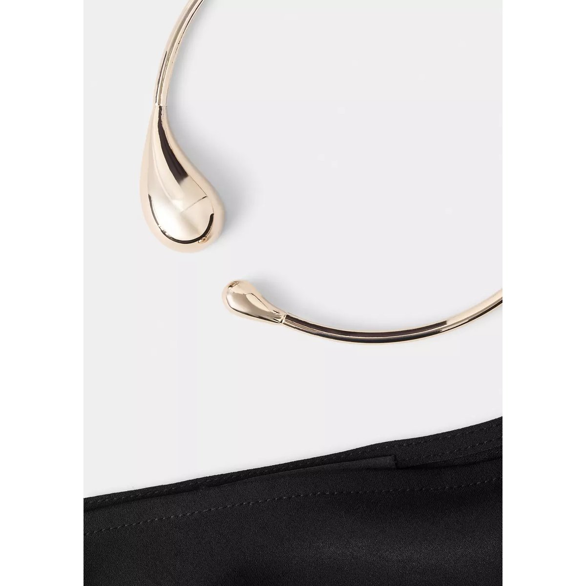 Robe asymétrique avec collier noir, MANGO