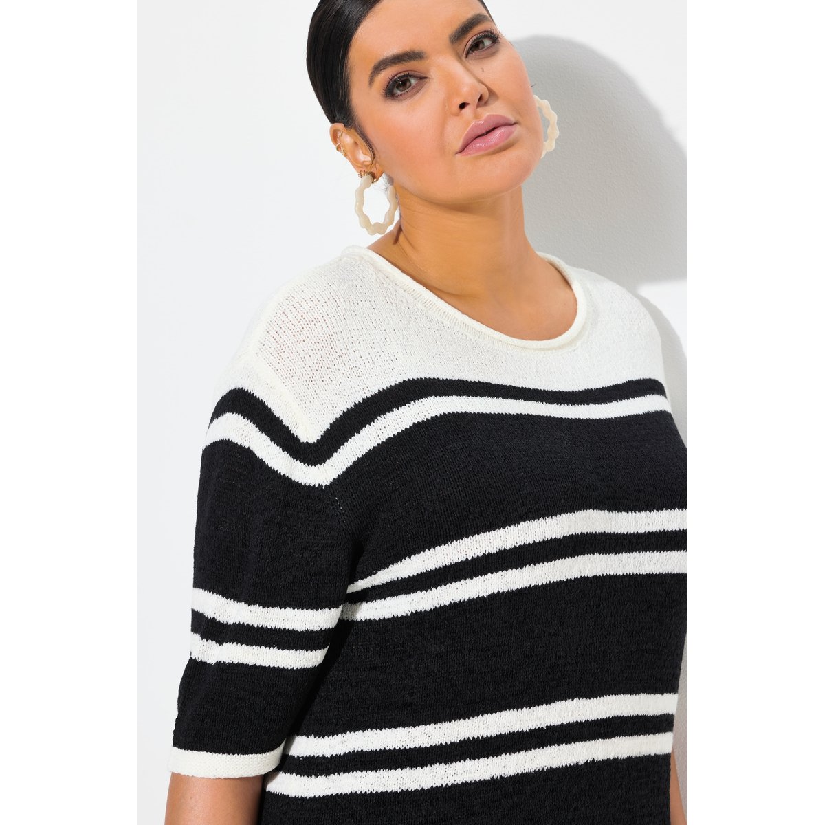 Pull à col rond et manches courtes. Coupe noir, ULLA POPKEN