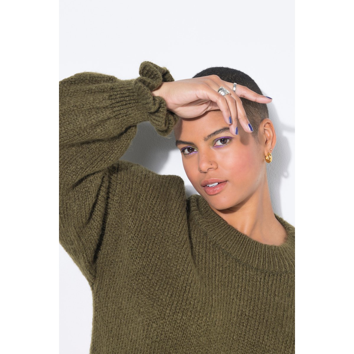 Robe en maille oversize. Manches ruchées olive foncé, STUDIO UNTOLD