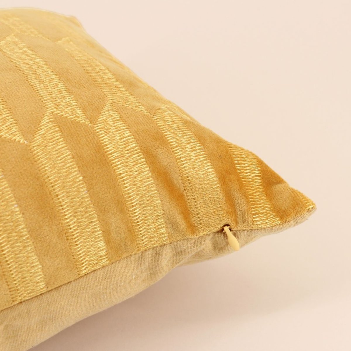 Coussin en velours brodé 30x50cm jaune, ORNAMI