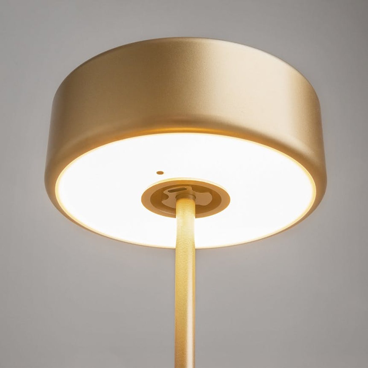 Lampe de table rechargeable en métal ALMA doré, PIER IMPORT