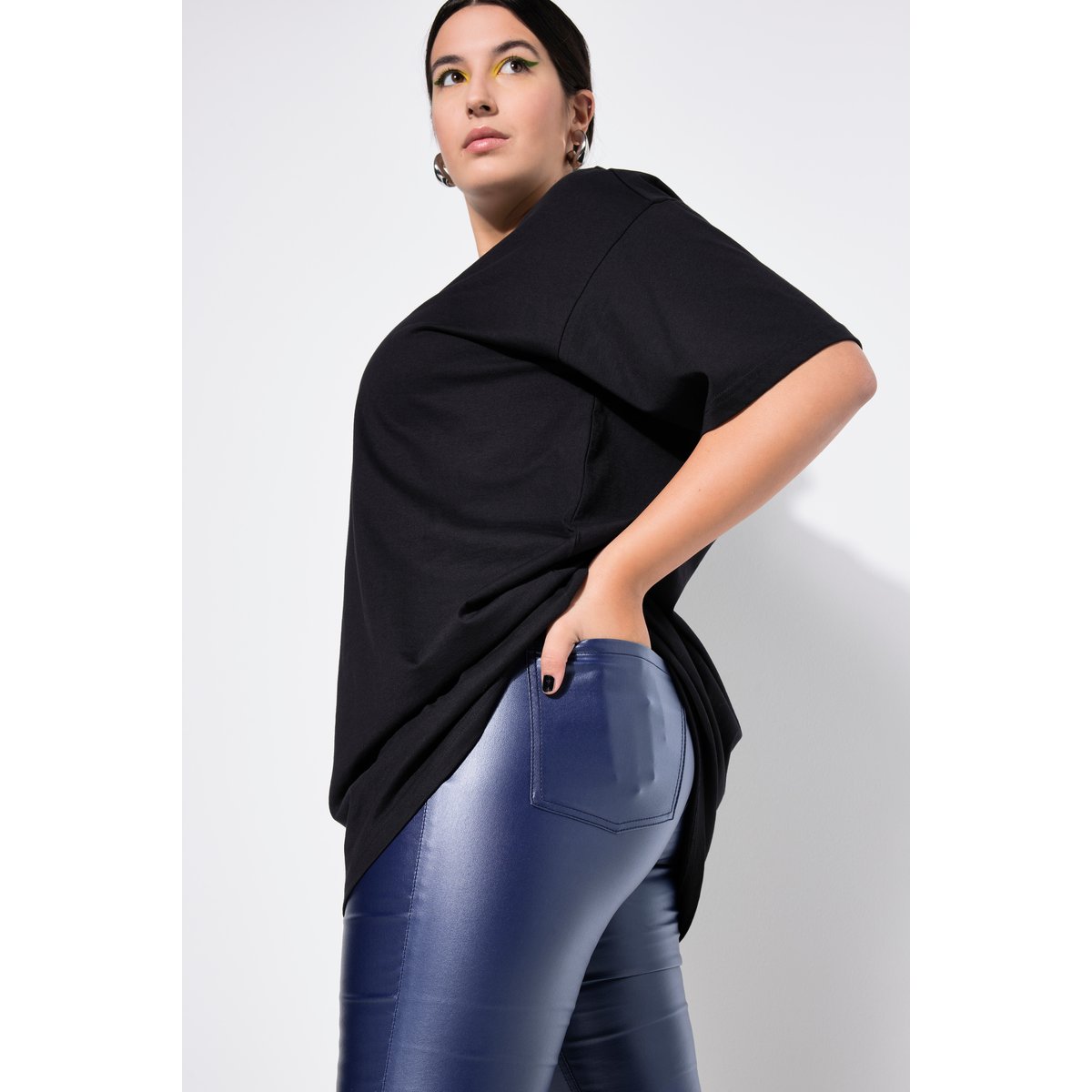 Modèle skinny, tissu enduit, 5 poches marine, STUDIO UNTOLD