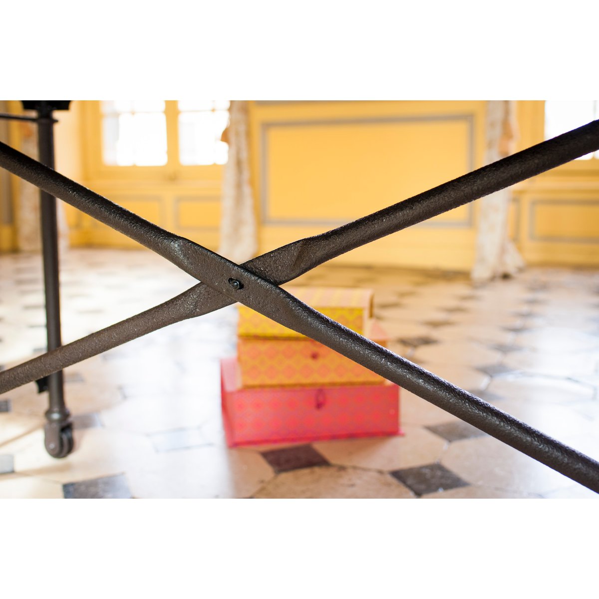 Table de tapissier en fer et orme WINDSOR bois foncé, CHEHOMA