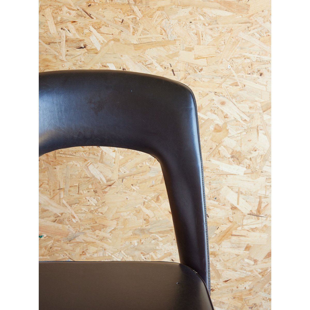 Paire de chaises en skaï Alma N°1580 - Bon état noir, DEBONGOUT