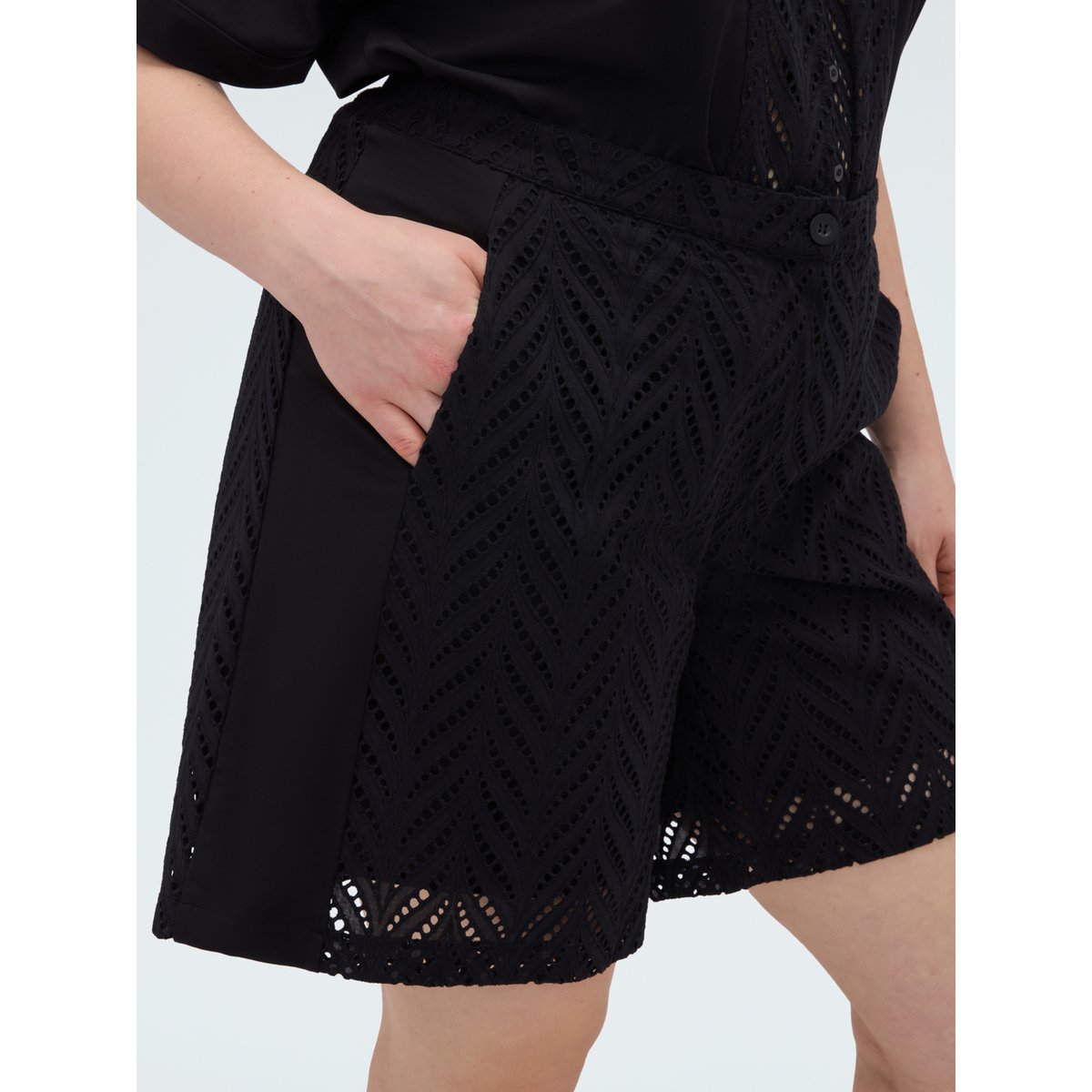 Short en broderie anglaise ajourée. noir, FIORELLA RUBINO