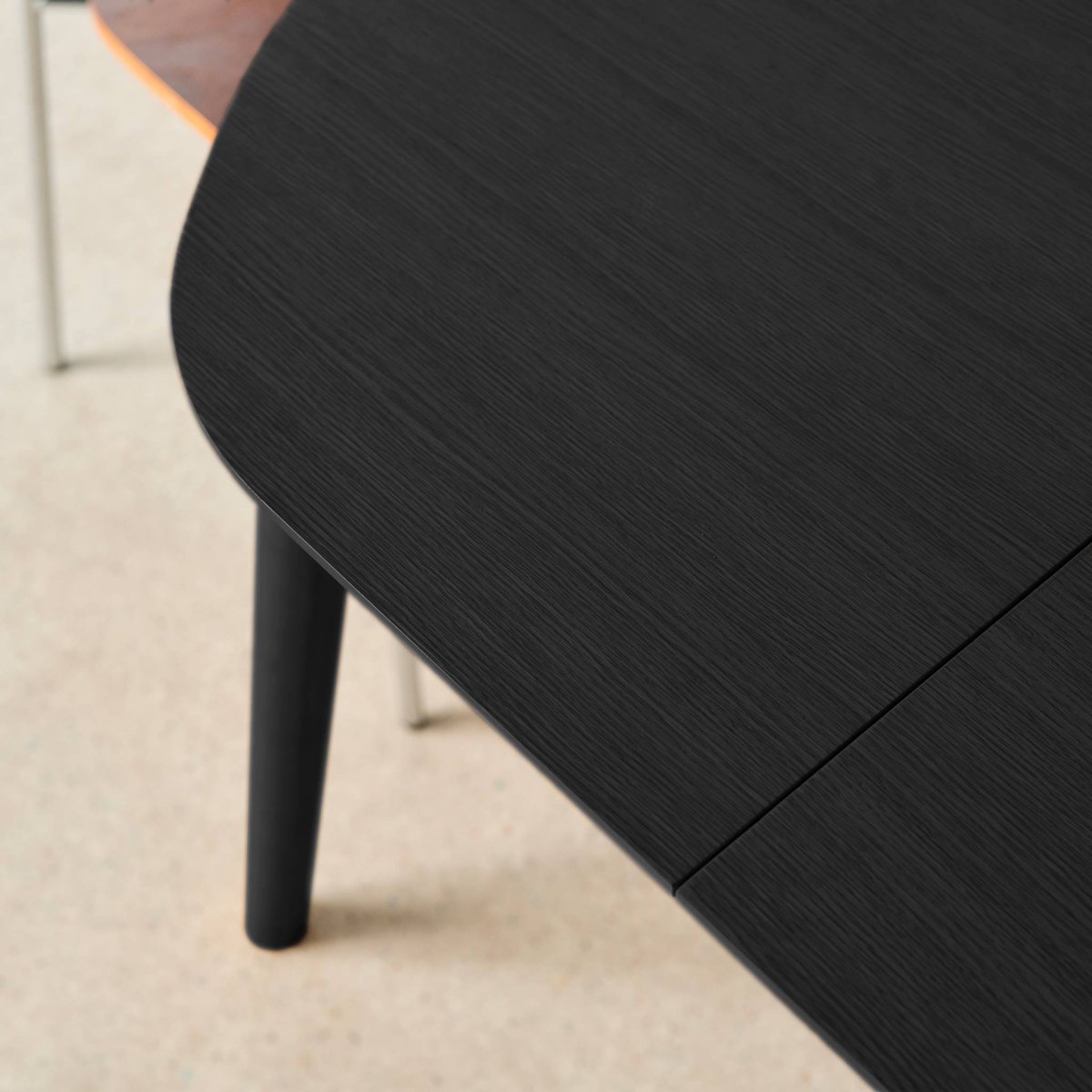 Table à manger ovale extensible bois d'hévéa et placage chêne 4-6 places LISA noir, SWEEEK