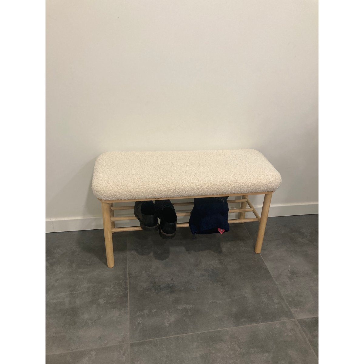 Banc en bois et bouclette, ASUGI blanc cassé, NORDLYS