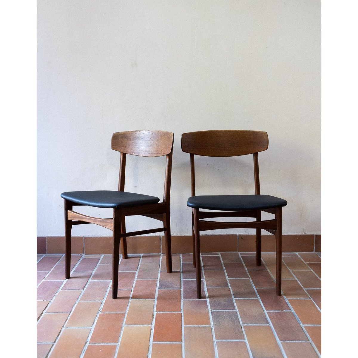 Elégante paire de chaises Alma N°1797 - Bon état bois foncé, DEBONGOUT