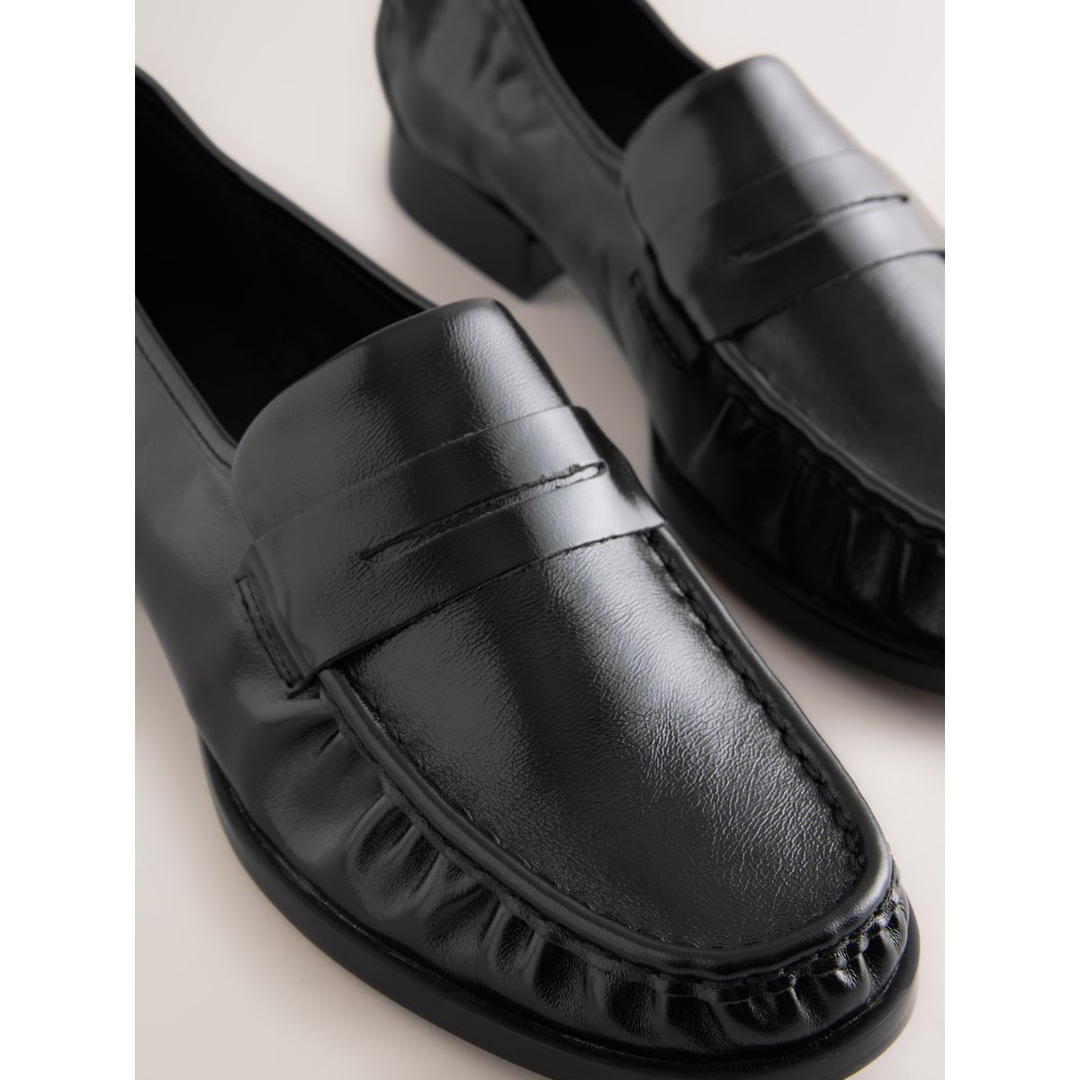Mocassins ruchés en cuir forever comfort® noir, NEXT