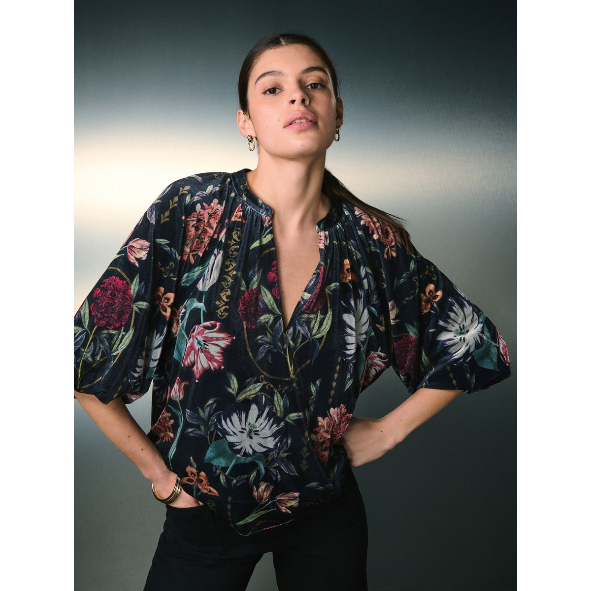 Chemisier en velours manches bouffantes/col v imprimé floral noir de kew, NEXT