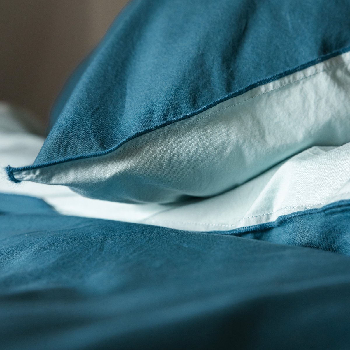 Taie d'oreiller bicolore en percale de coton lavé, DOUCEUR LAVÉE bleu petrole/celadon, BLANC CERISE