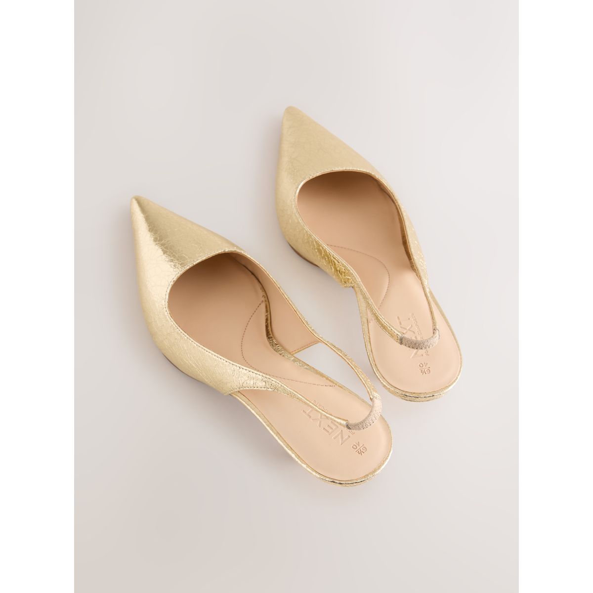 Chaussures à petit talon et bride arrière doré, NEXT