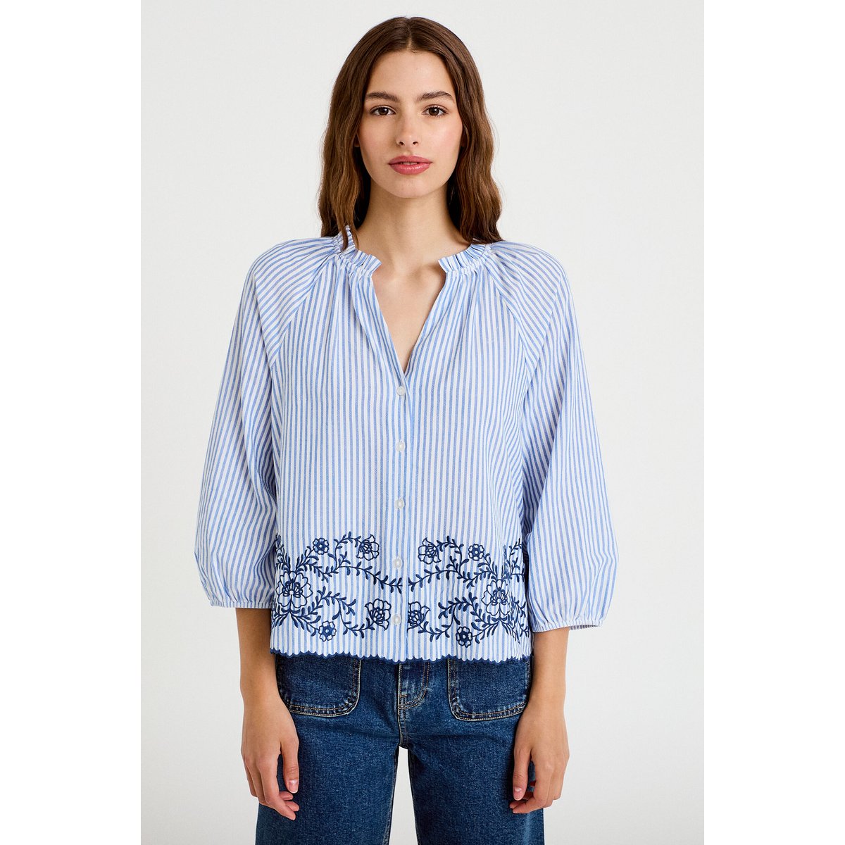 Blouse col v manches 3/4 brodée bleu marine, CACHE CACHE