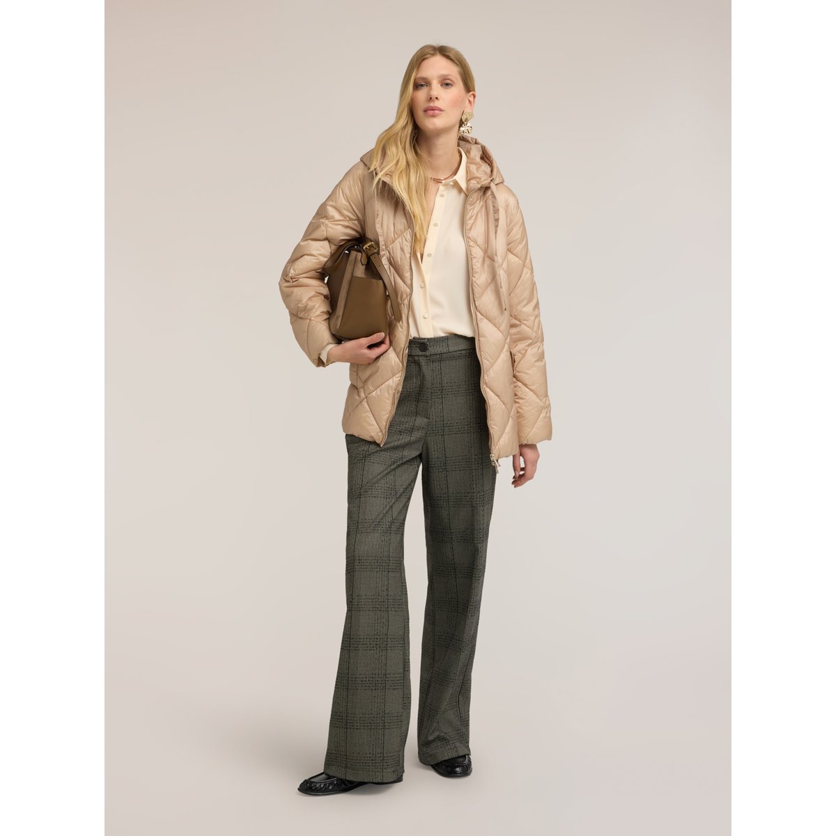Veste matelassée légère avec ceinture à la taille beige, MOTIVI
