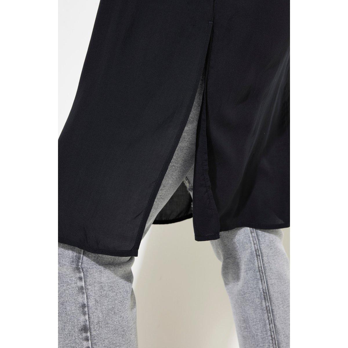 Chemise longue coupe Boxy en modal. Col noir, STUDIO UNTOLD