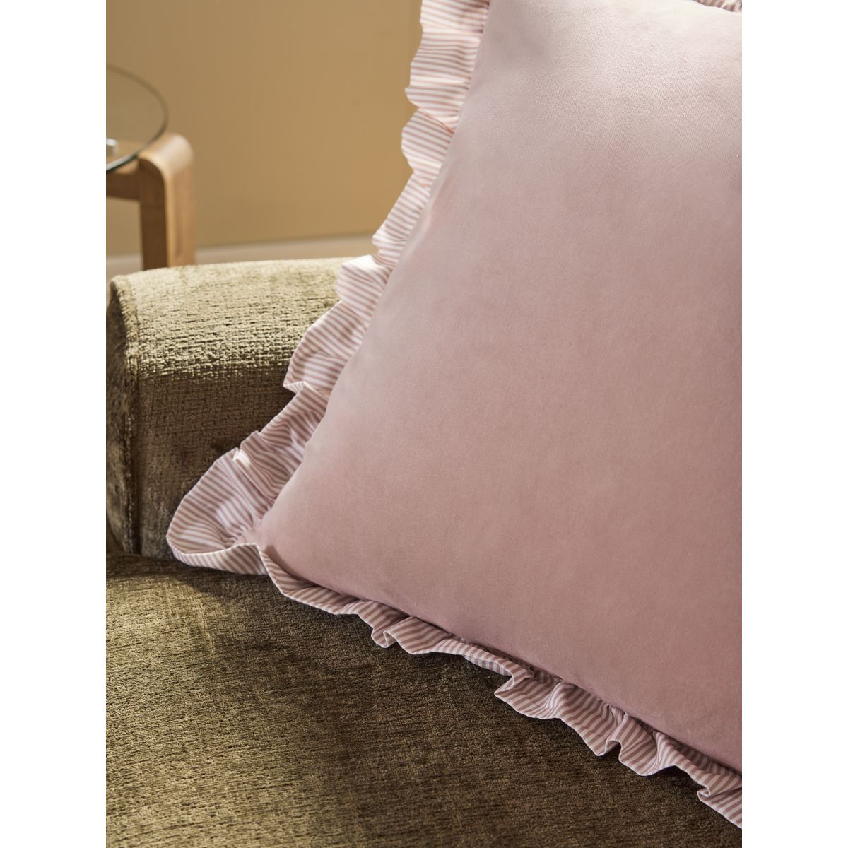 Coussin en velours bordé de volants rose, NEXT