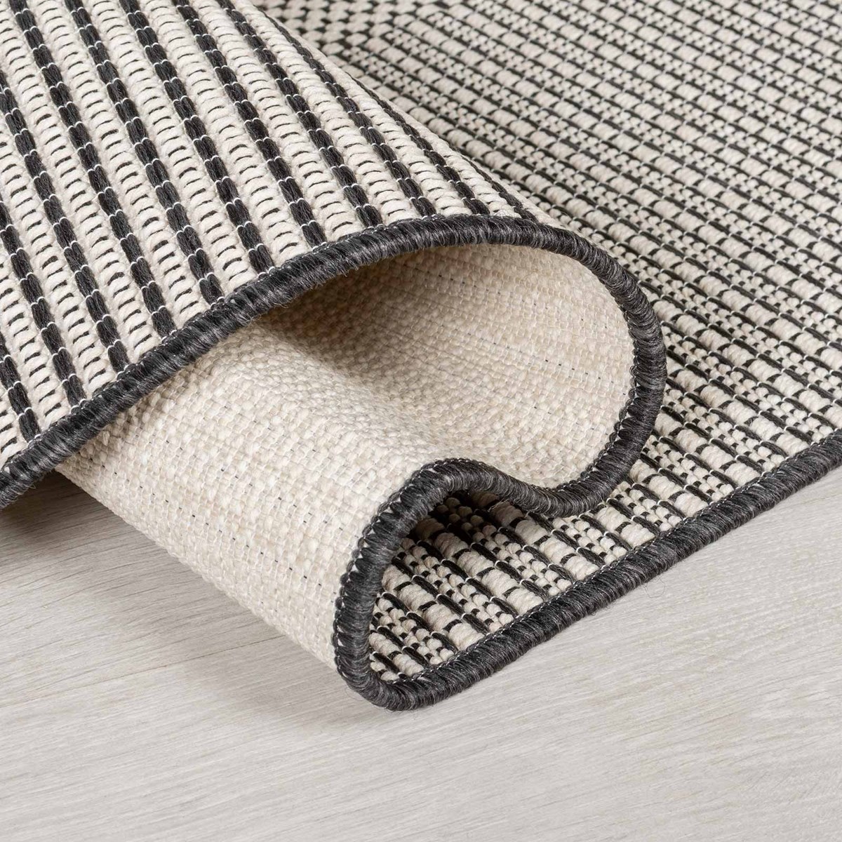 Tapis moderne intérieur extérieur BESO noir, NOVATREND