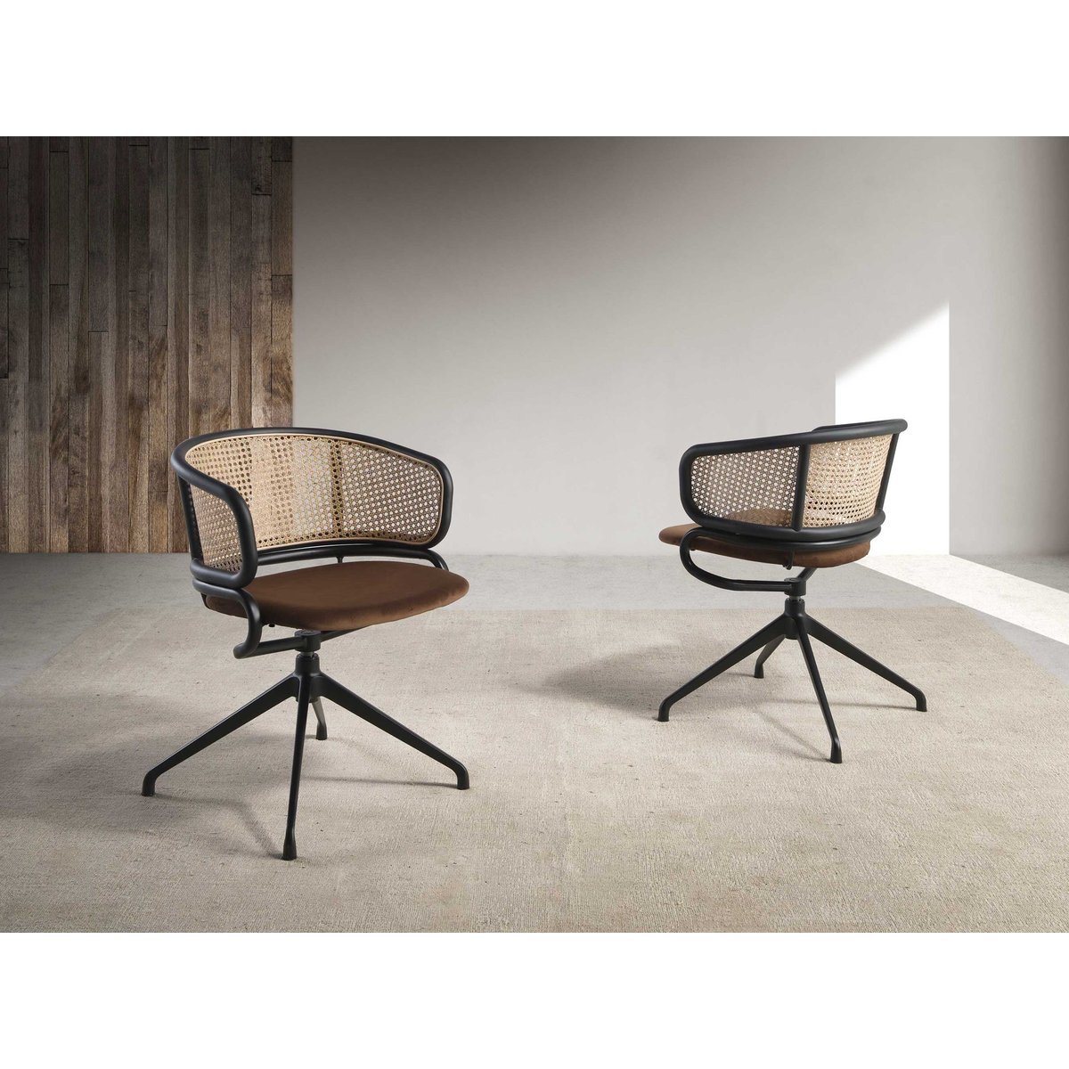 Chaise pivotante en rotin et velours brun marron | noir, ANGEL CERDA