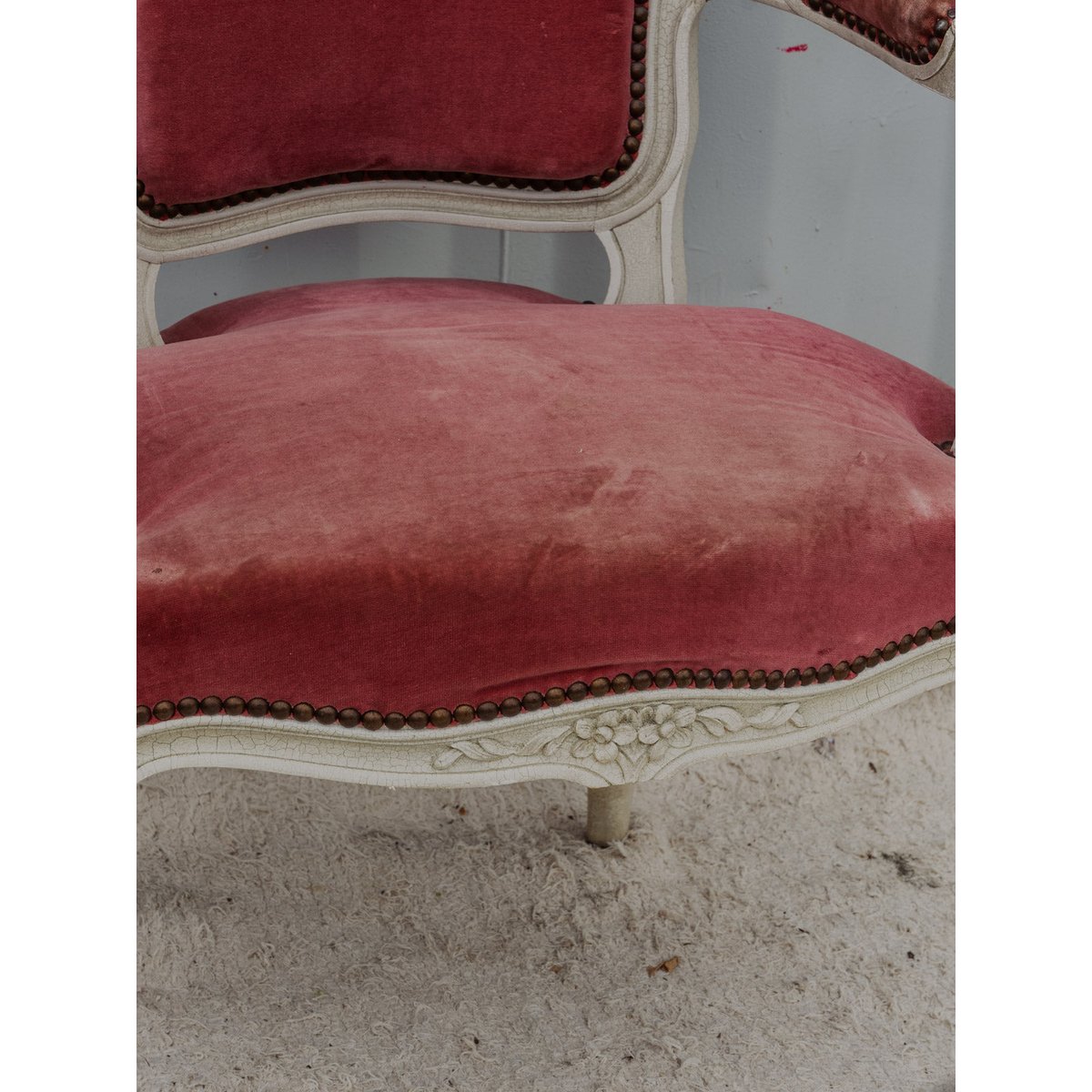 Paire de fauteuils en bois et velours rose Ernest N°987 - Bon état ecru, DEBONGOUT