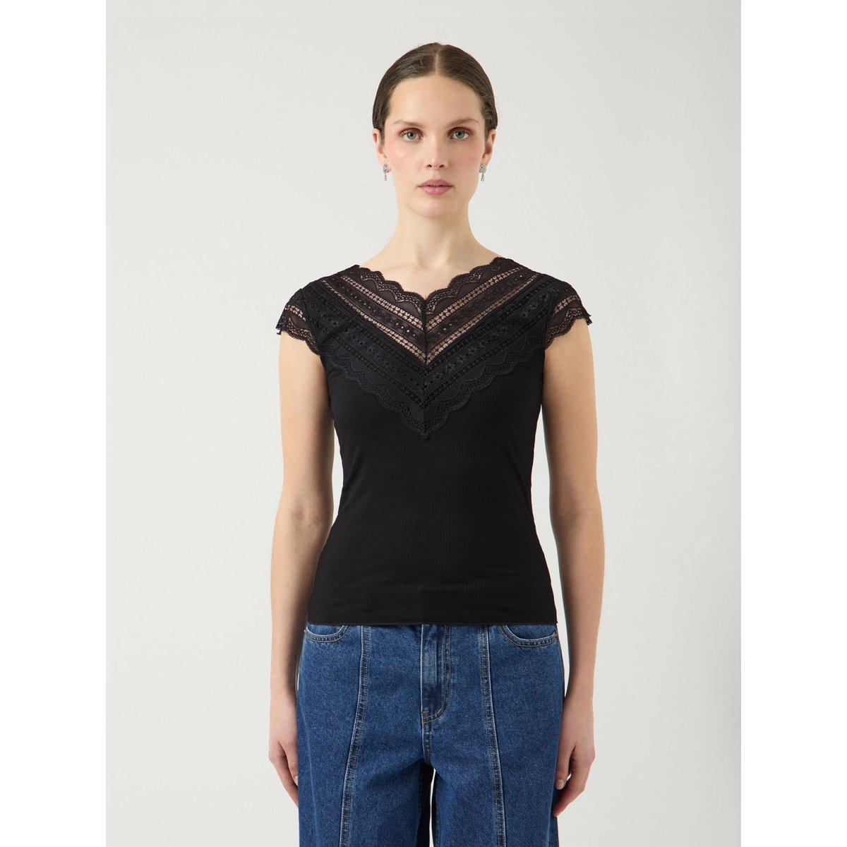 Top black 1, YAS