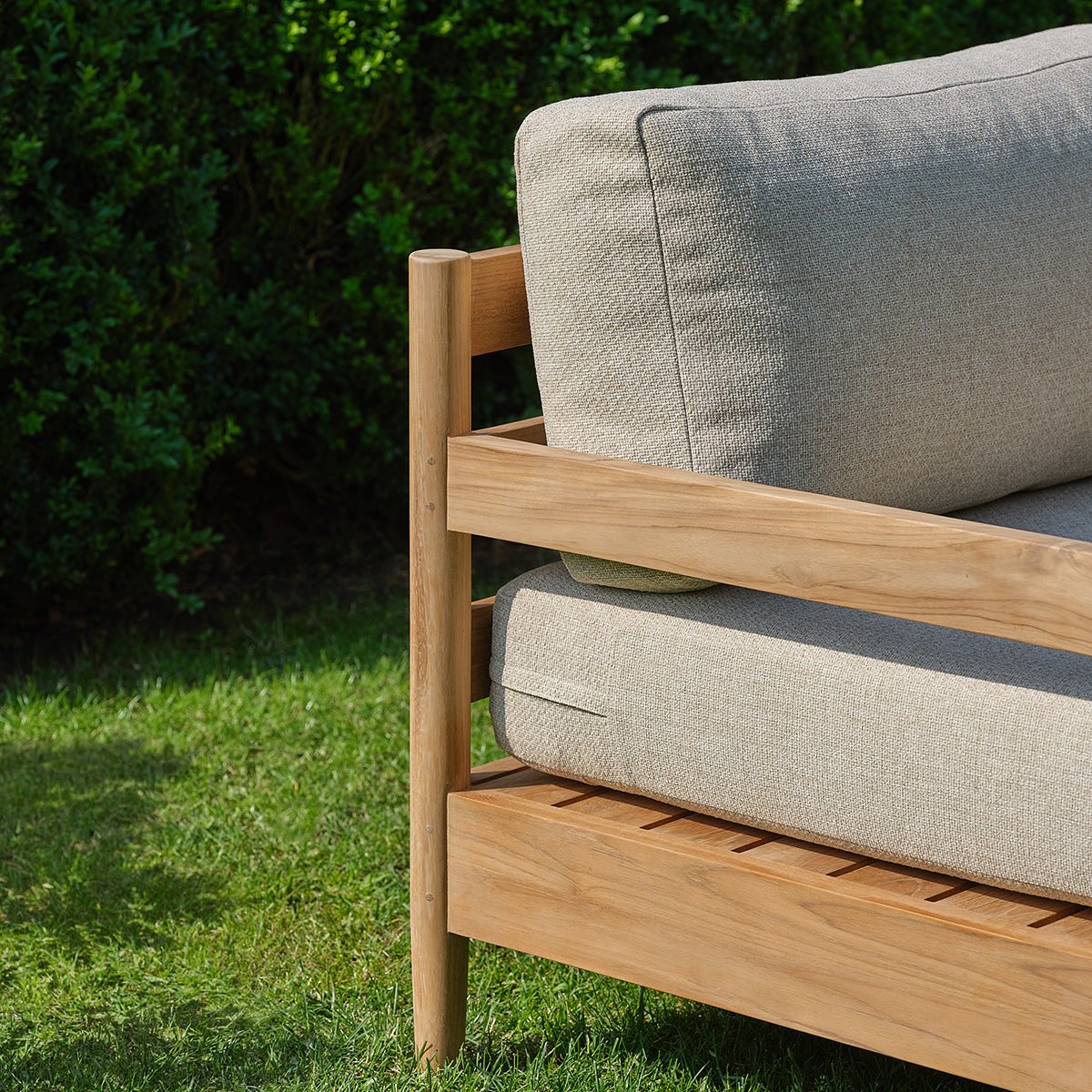 Fauteuil de jardin bas en teck massif avec coussins CALVI beige_chine, BERAH GETAH