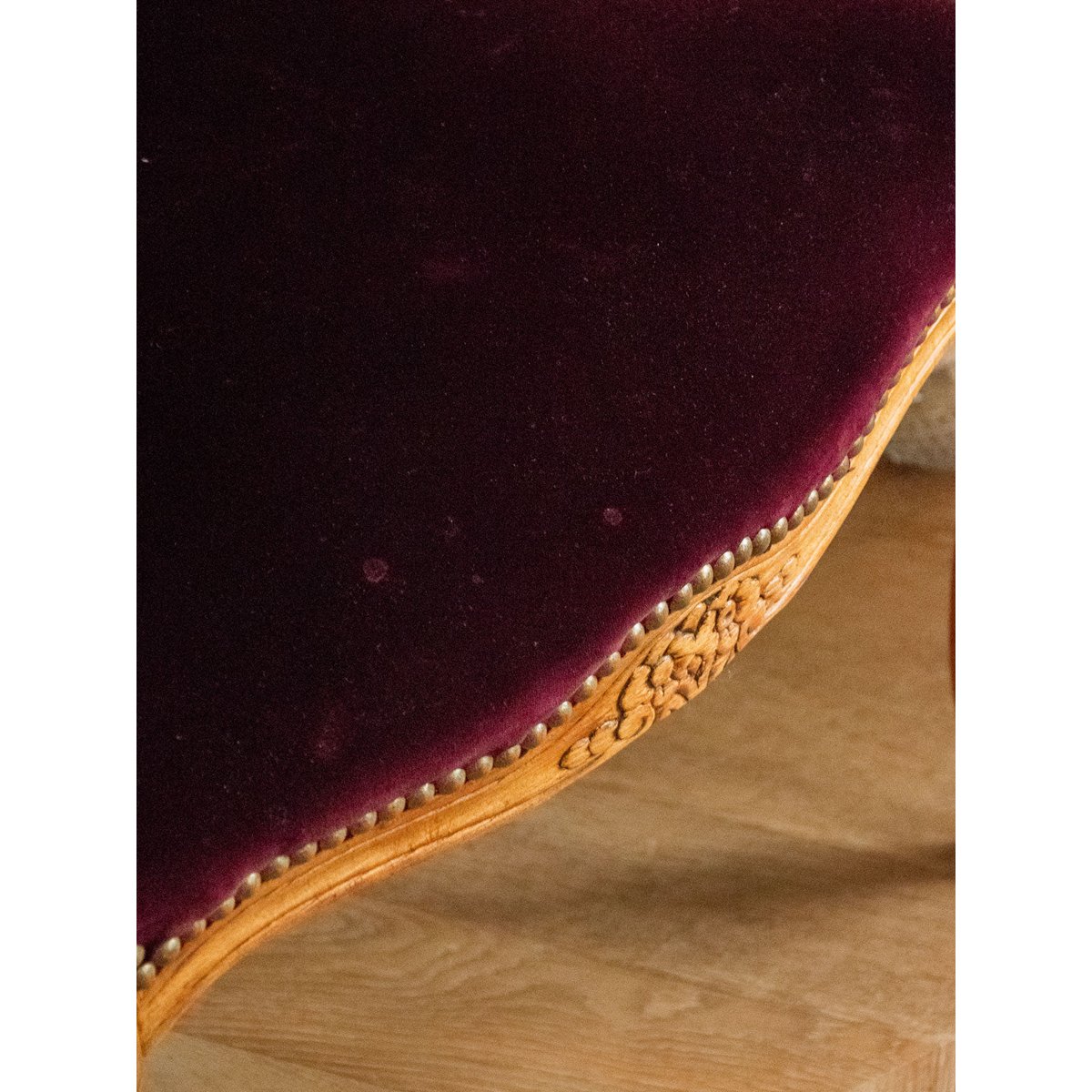 Fauteuil en velours violet Ernest N°689 - Bon état bois clair, DEBONGOUT