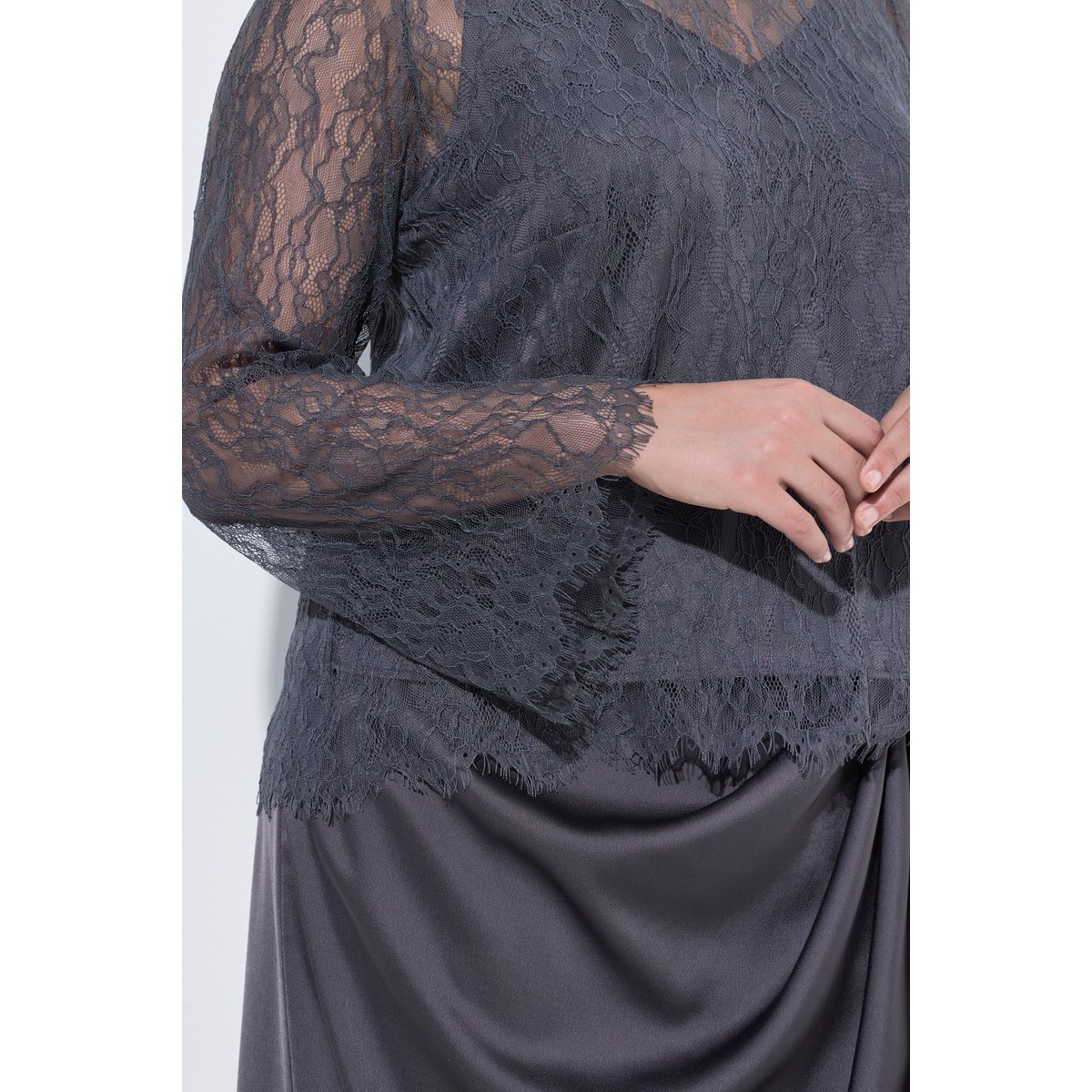 Blouse en dentelle, caraco en satin noir, ULLA POPKEN