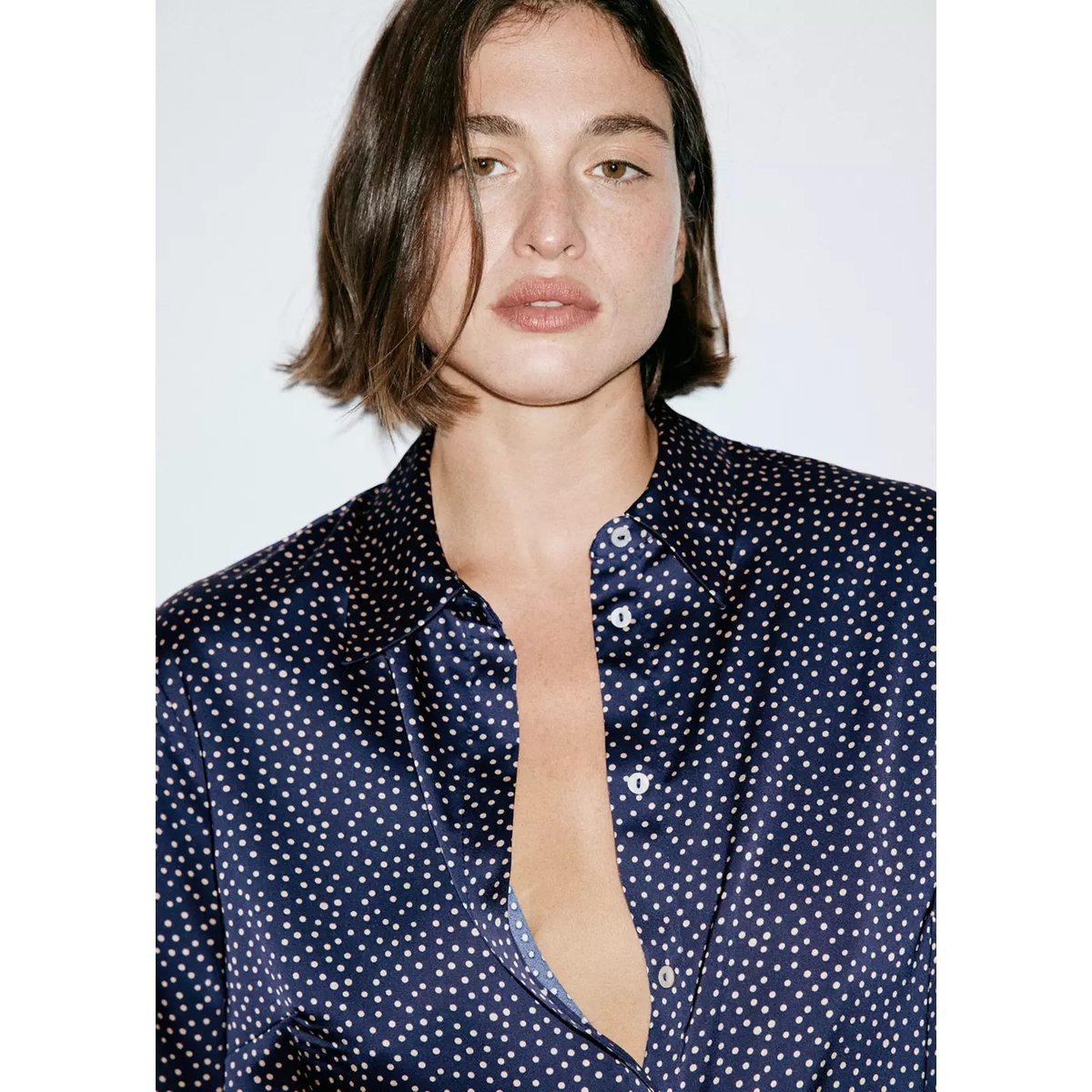 Chemise satinée pois bleu nuit, MANGO