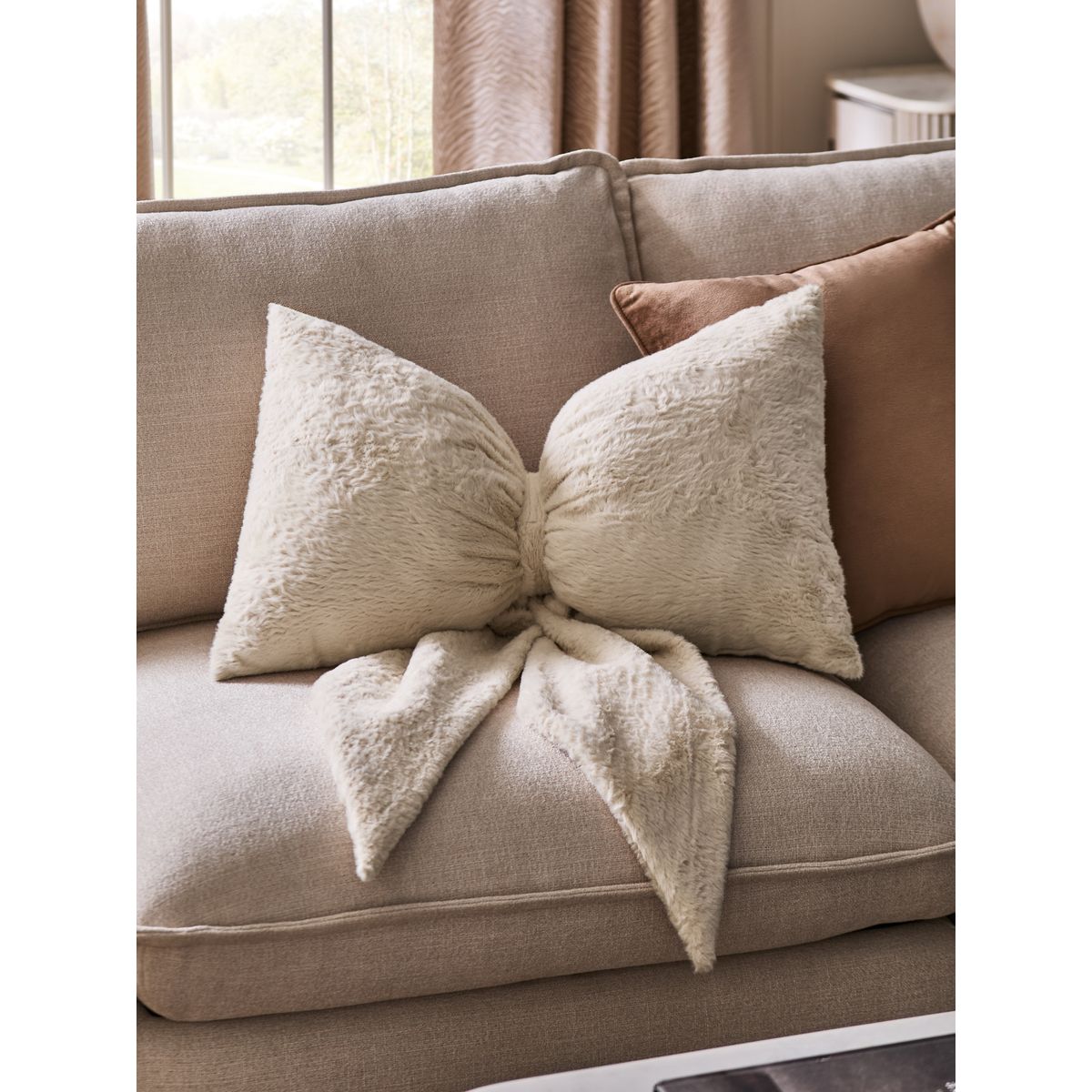 Coussin nœud 3d en imitation fourrure naturel, NEXT