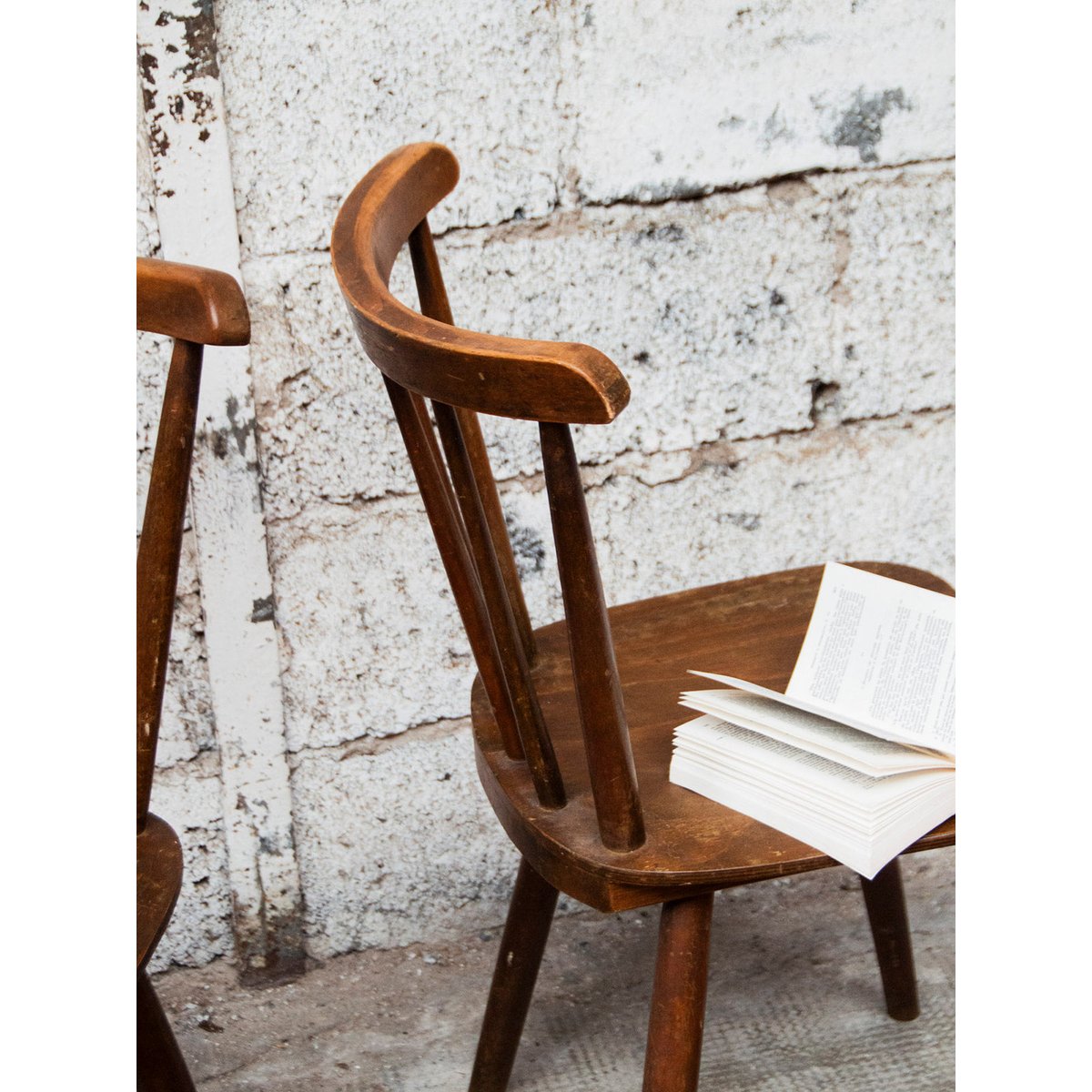 Paire de chaises en bois Alma N°731 - Bon état bois, DEBONGOUT