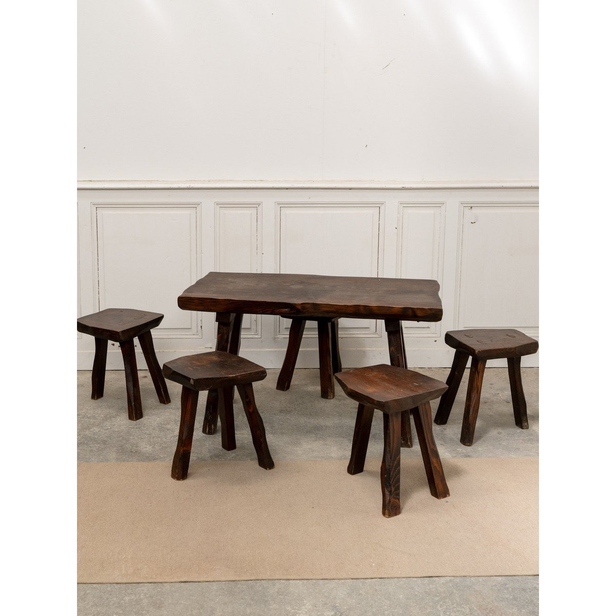 Table brutaliste et ses cinq tabourets Ange N°25 - Bon état bois foncé, DEBONGOUT