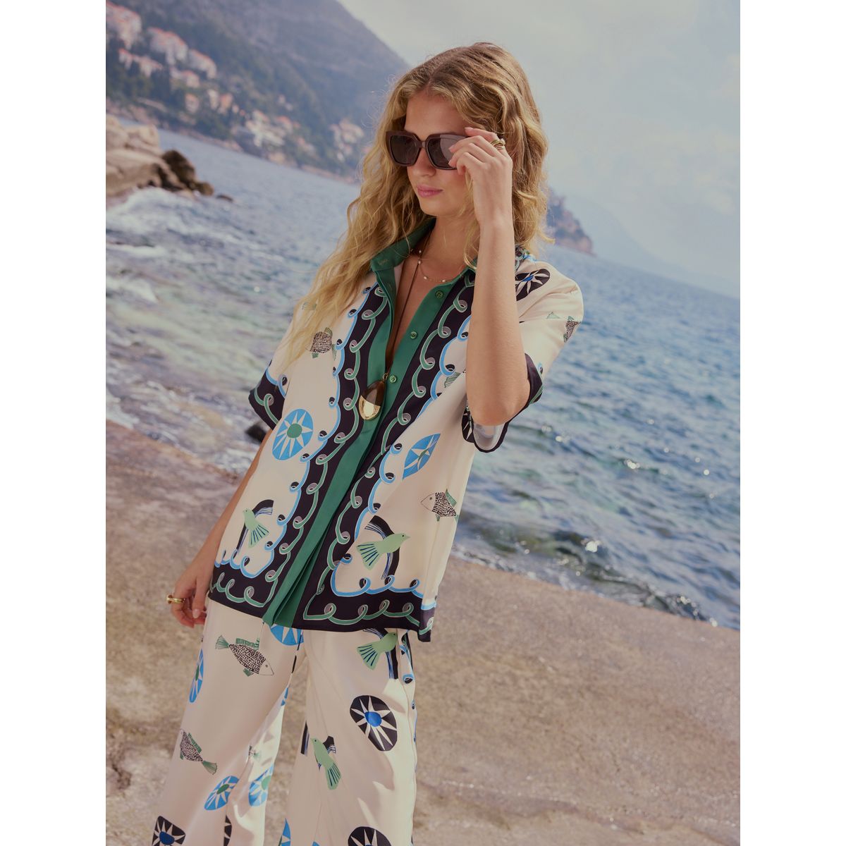 Chemise en sergé de satin à manches courtes bordure abstraite imprimée blanche/bleue/verte, NEXT