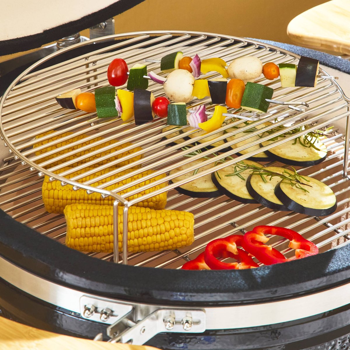 Barbecue charbon de bois, grill et fumoir, céramique Ø57cm avec roues, tablettes et housse KAMADO noir, SWEEEK