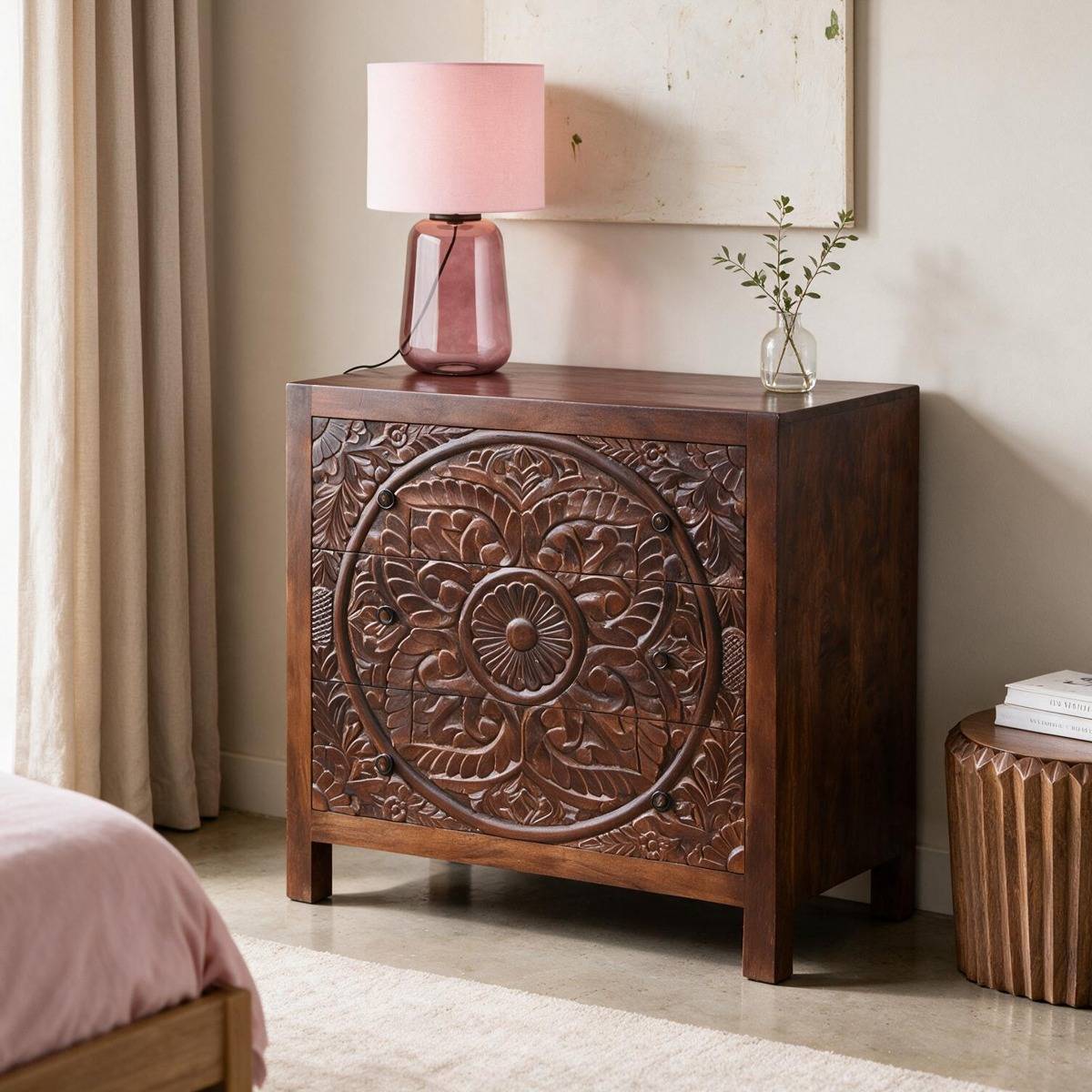 Commode sculpté en bois de manguier foncé COURTNEY bois foncé, MADE IN MEUBLES 