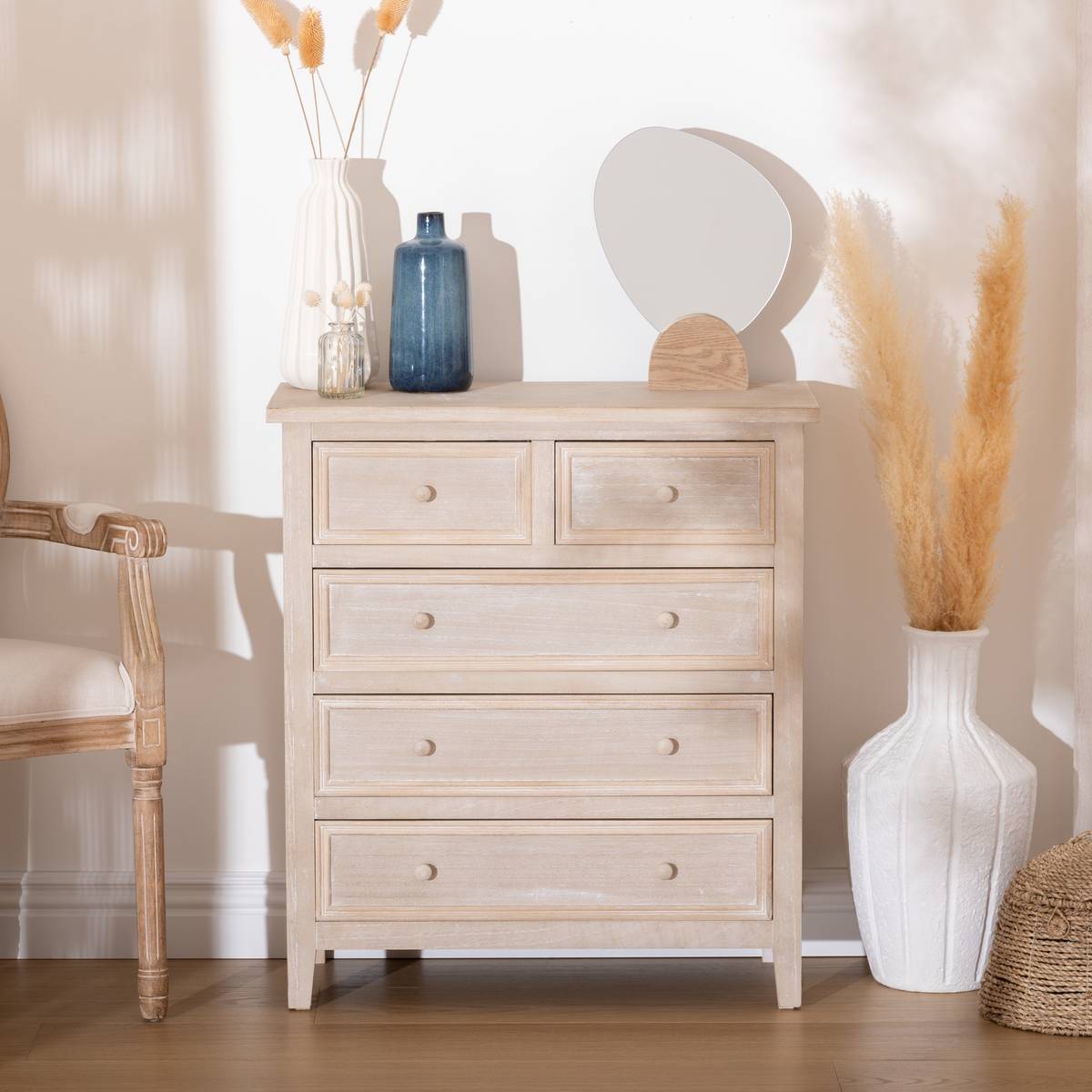 Commode 5 tiroirs moulures bois blanchi CHARME blanc cérusé, ATMOSPHERA