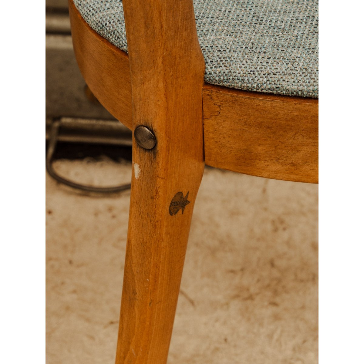 Lot de 4 chaises en bois et tissu bleu Alma N°2124 - Bon état bois foncé, DEBONGOUT