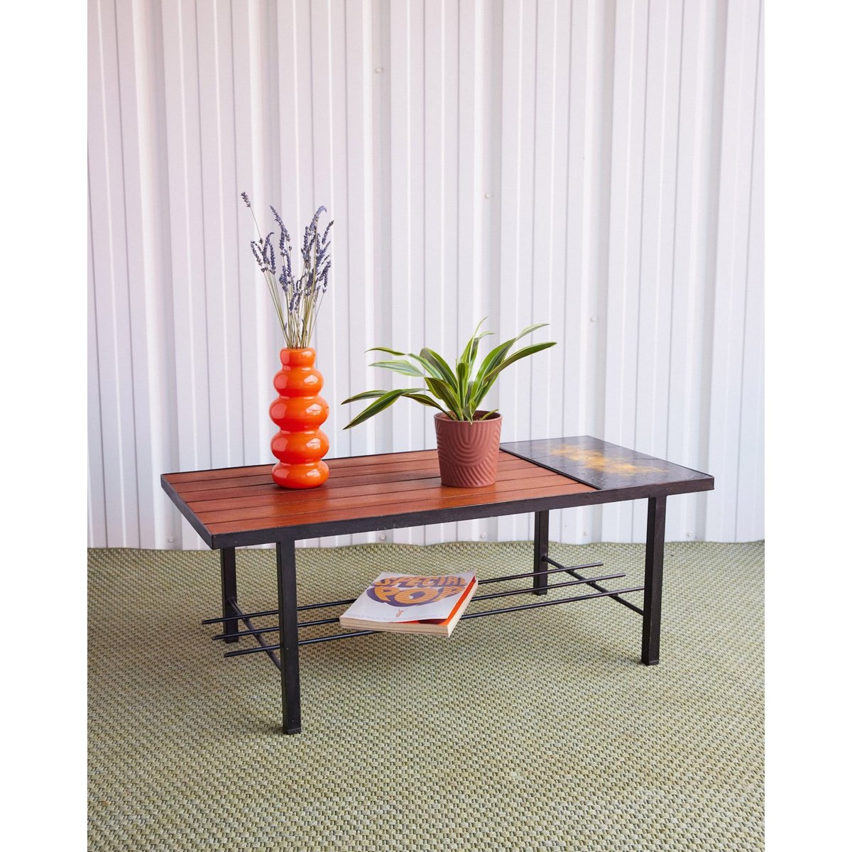 Table basse en pierre de lave Donna N°1103 - Bon état bois clair, DEBONGOUT
