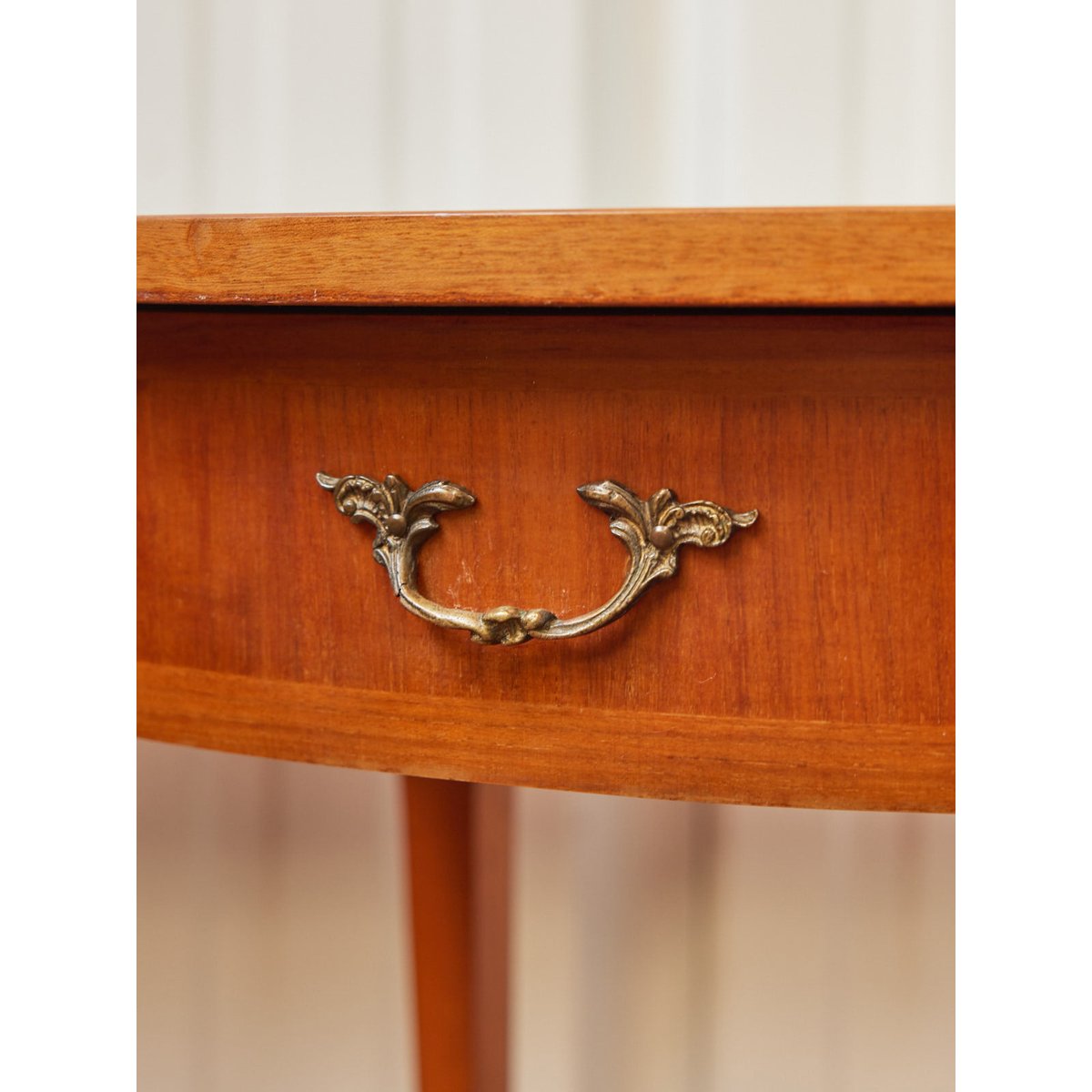 Table d'appoint en marqueterie Francine N°1097 - Bon état bois clair, DEBONGOUT