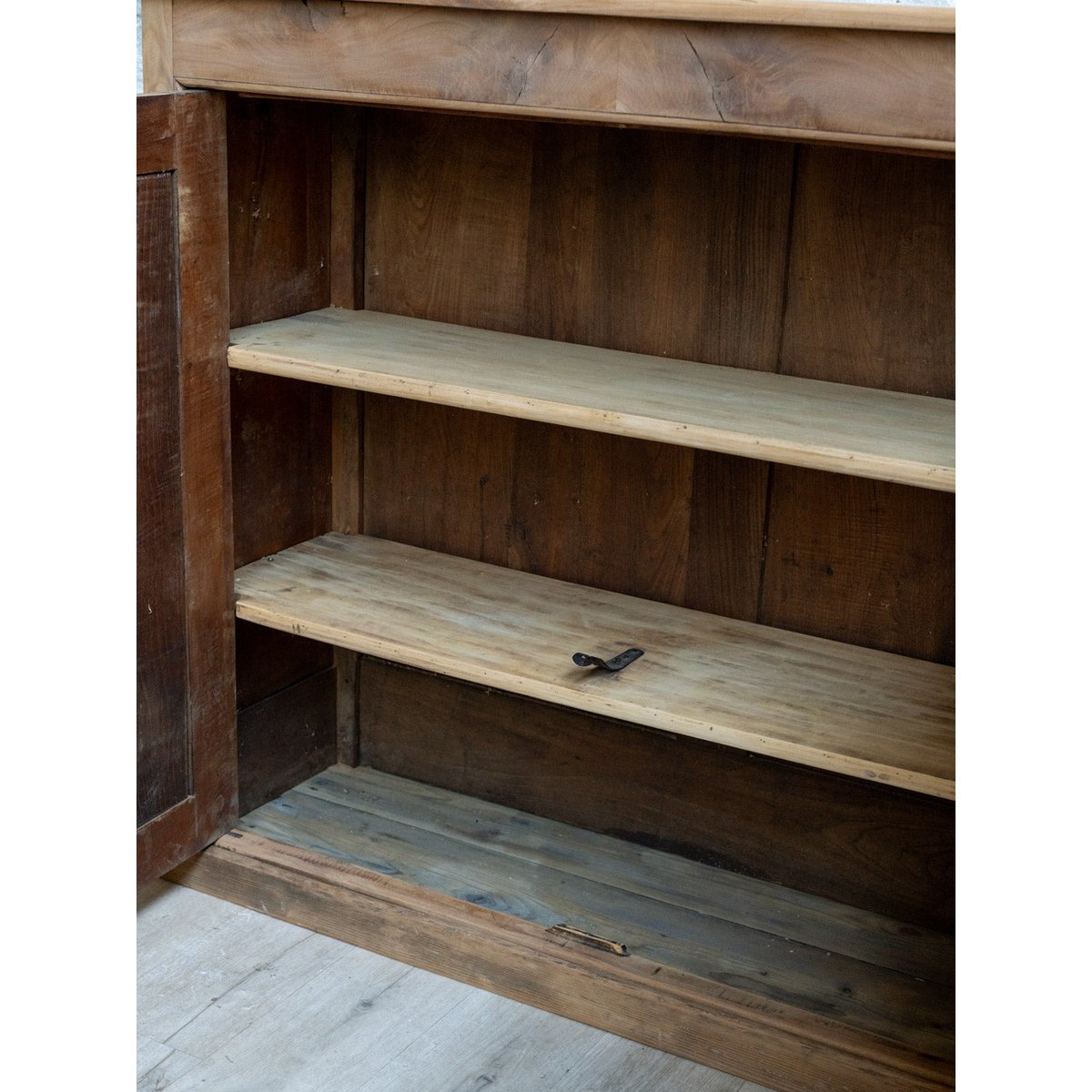 Buffet haut en bois Gilbert N°1915 - Bon état bois clair, DEBONGOUT