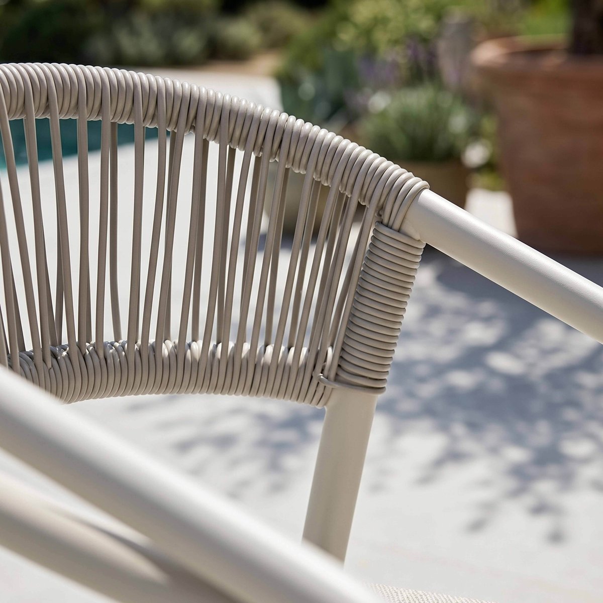 Chaise de jardin en aluminium et rotin synthétique avec accoudoirs, NOCERA beige, OVIALA