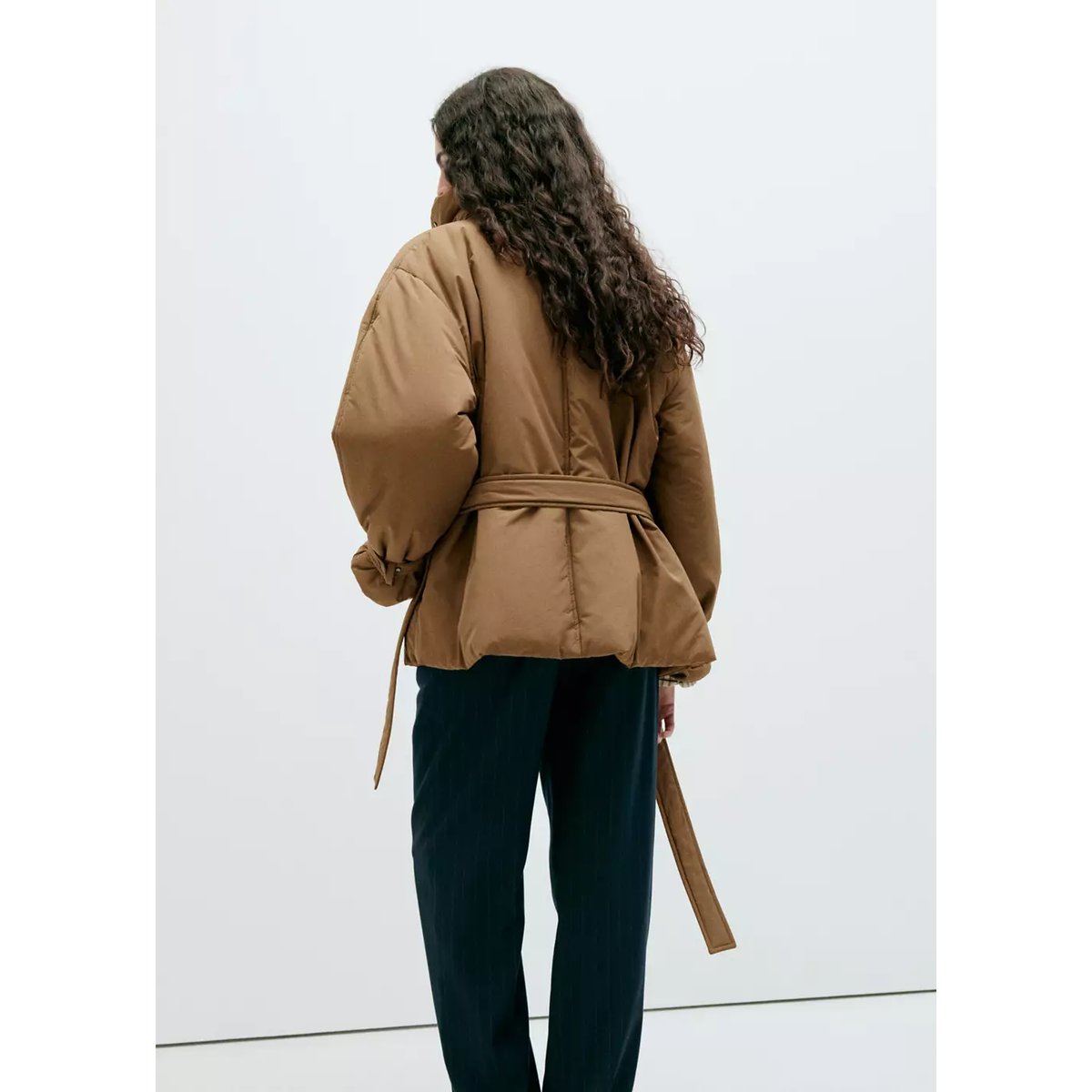 Anorak matelassé avec ceinture marron moyen, MANGO